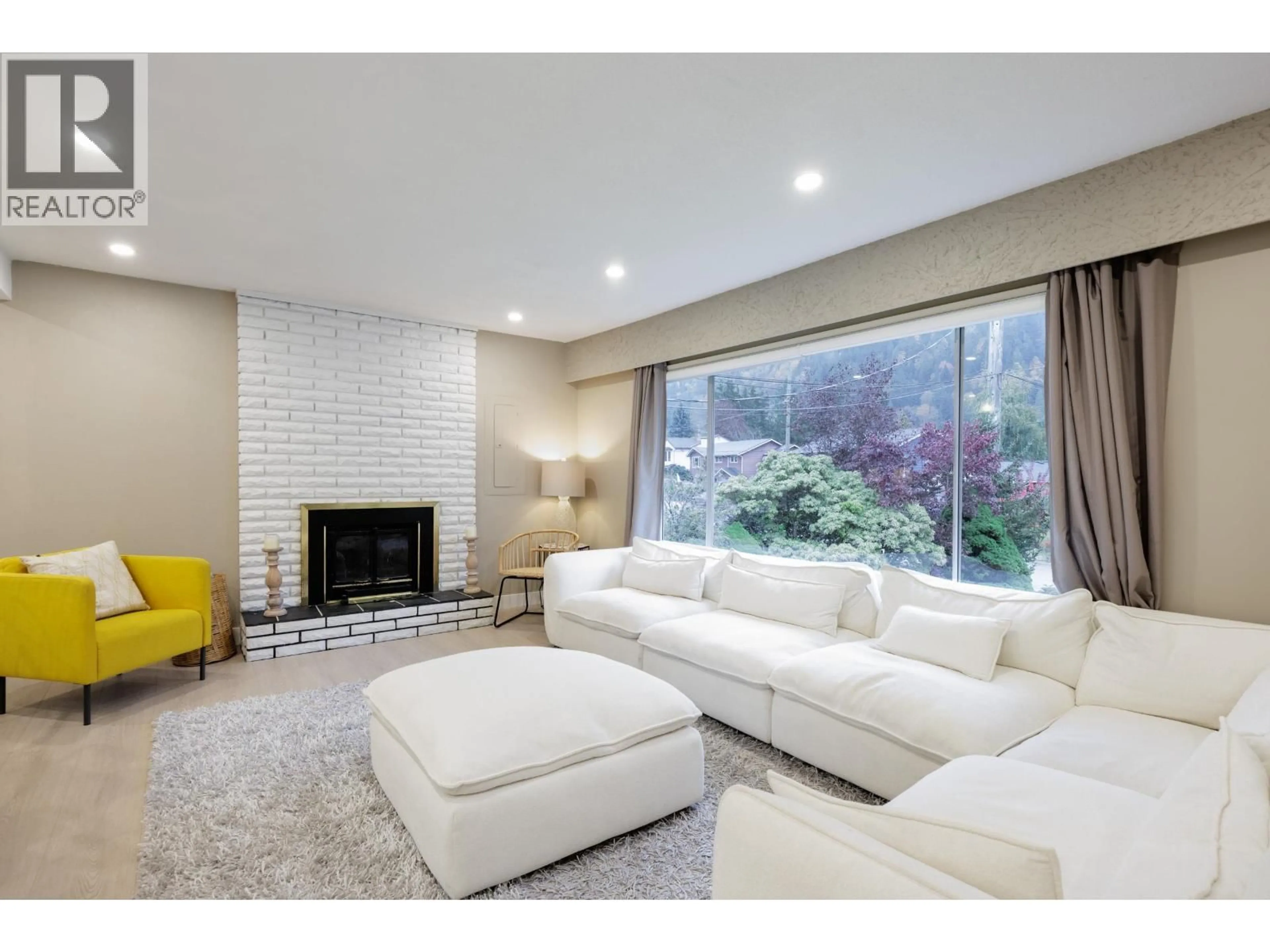Living room with furniture, unknown for 38295 CHESTNUT AVENUE, Squamish British Columbia V8B0W7
