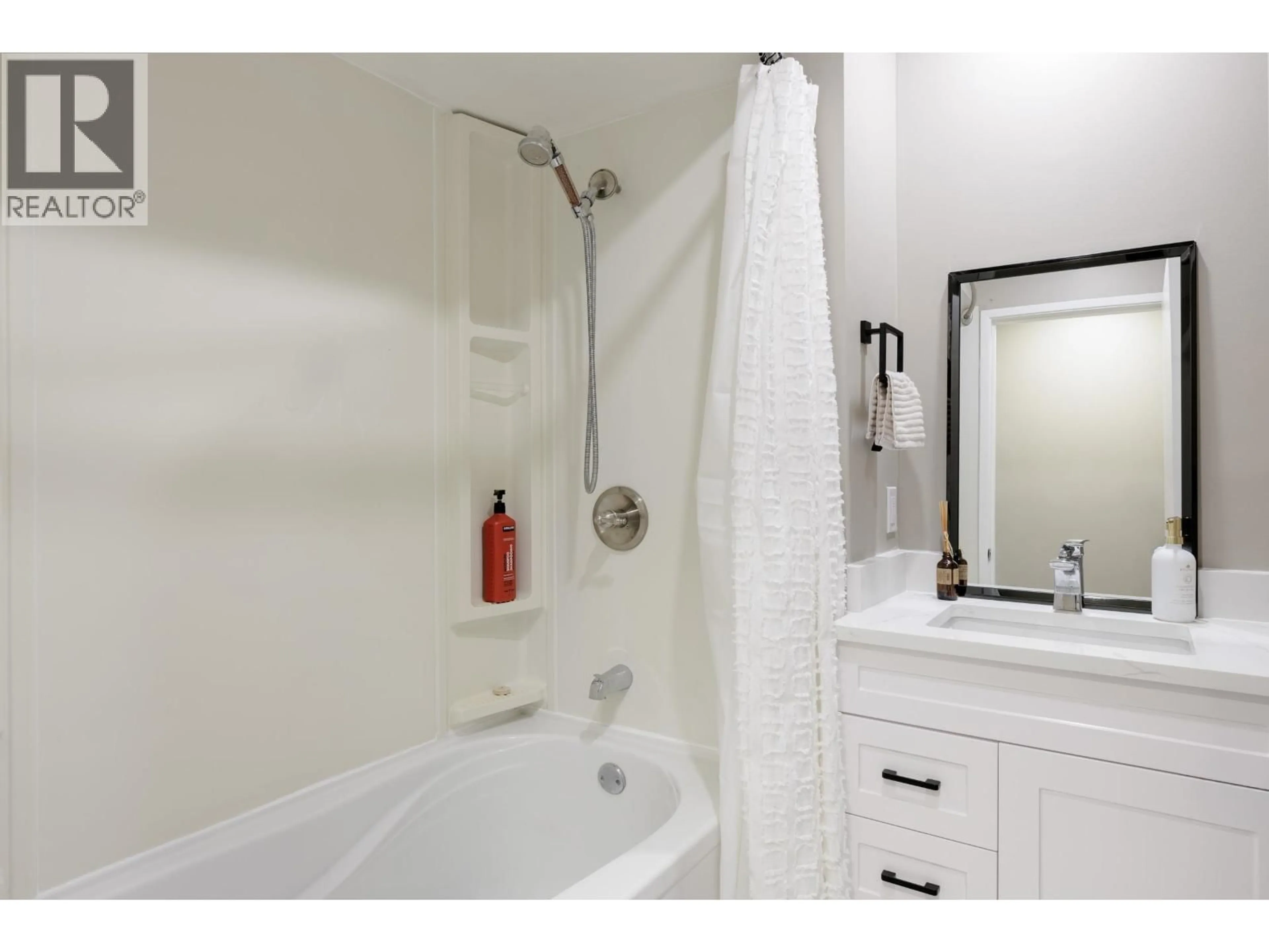 Standard bathroom, ceramic/tile floor for 38295 CHESTNUT AVENUE, Squamish British Columbia V8B0W7