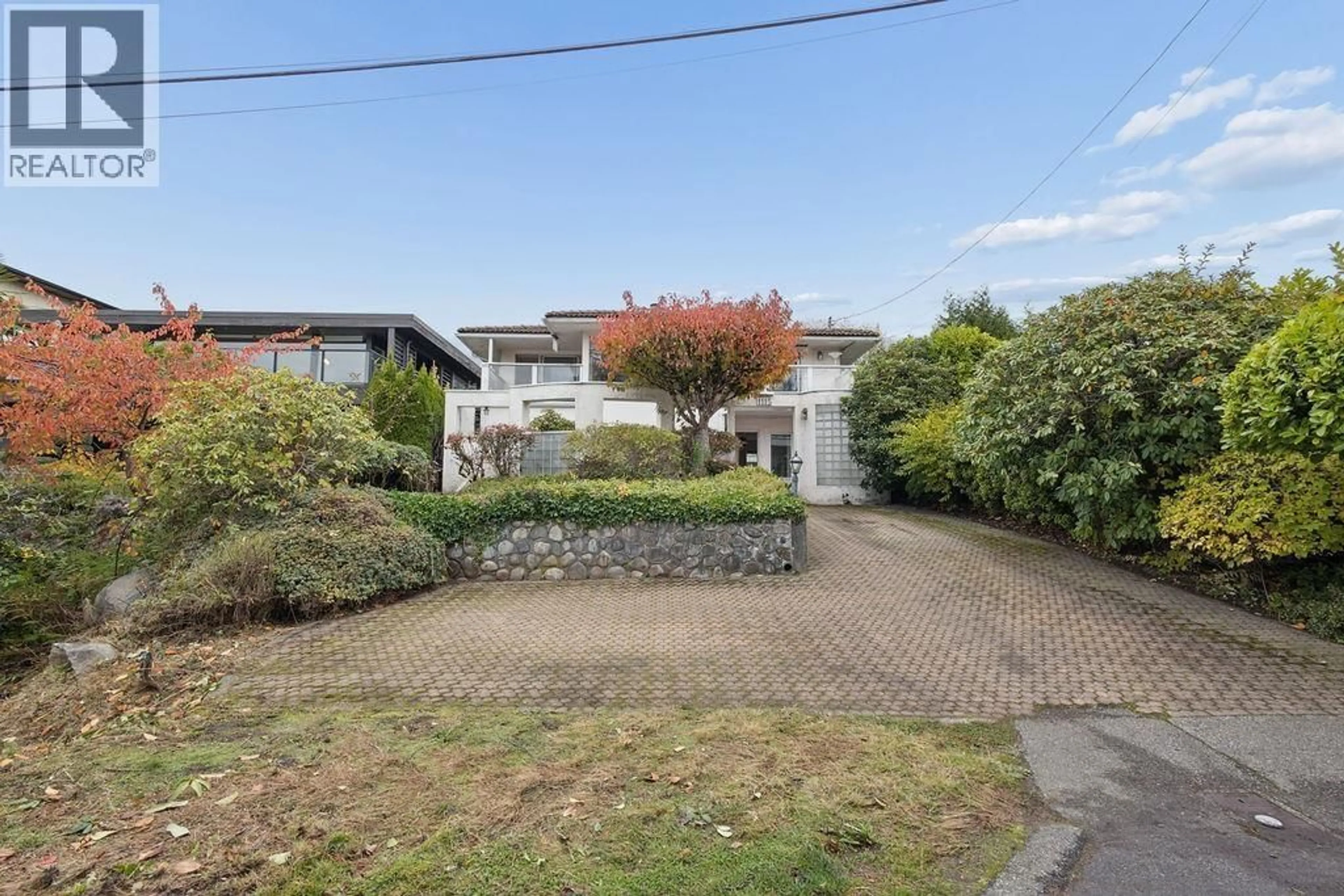 A pic from outside/outdoor area/front of a property/back of a property/a pic from drone, street for 1115 OTTABURN ROAD, West Vancouver British Columbia V7S2J7