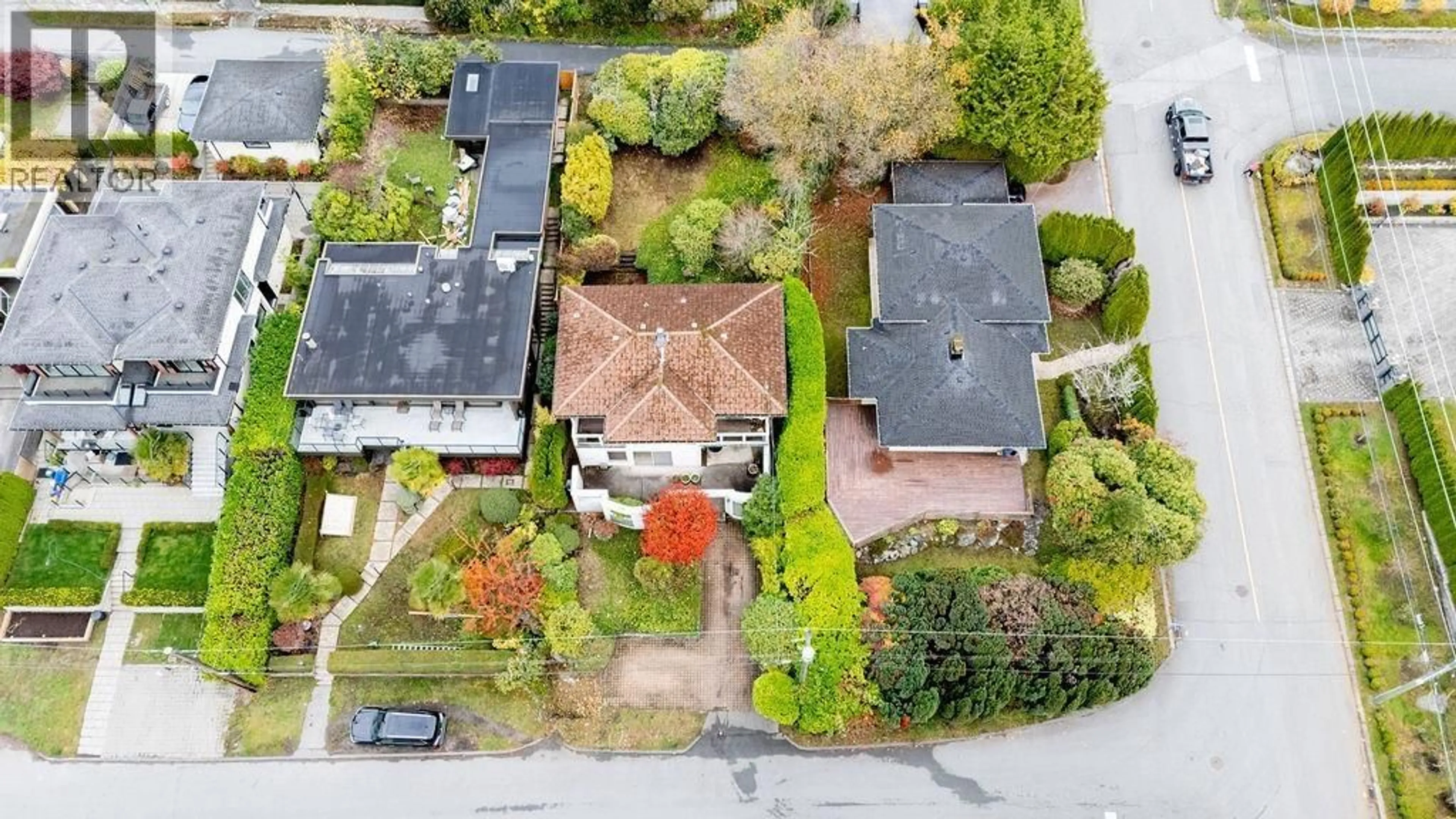 A pic from outside/outdoor area/front of a property/back of a property/a pic from drone, street for 1115 OTTABURN ROAD, West Vancouver British Columbia V7S2J7