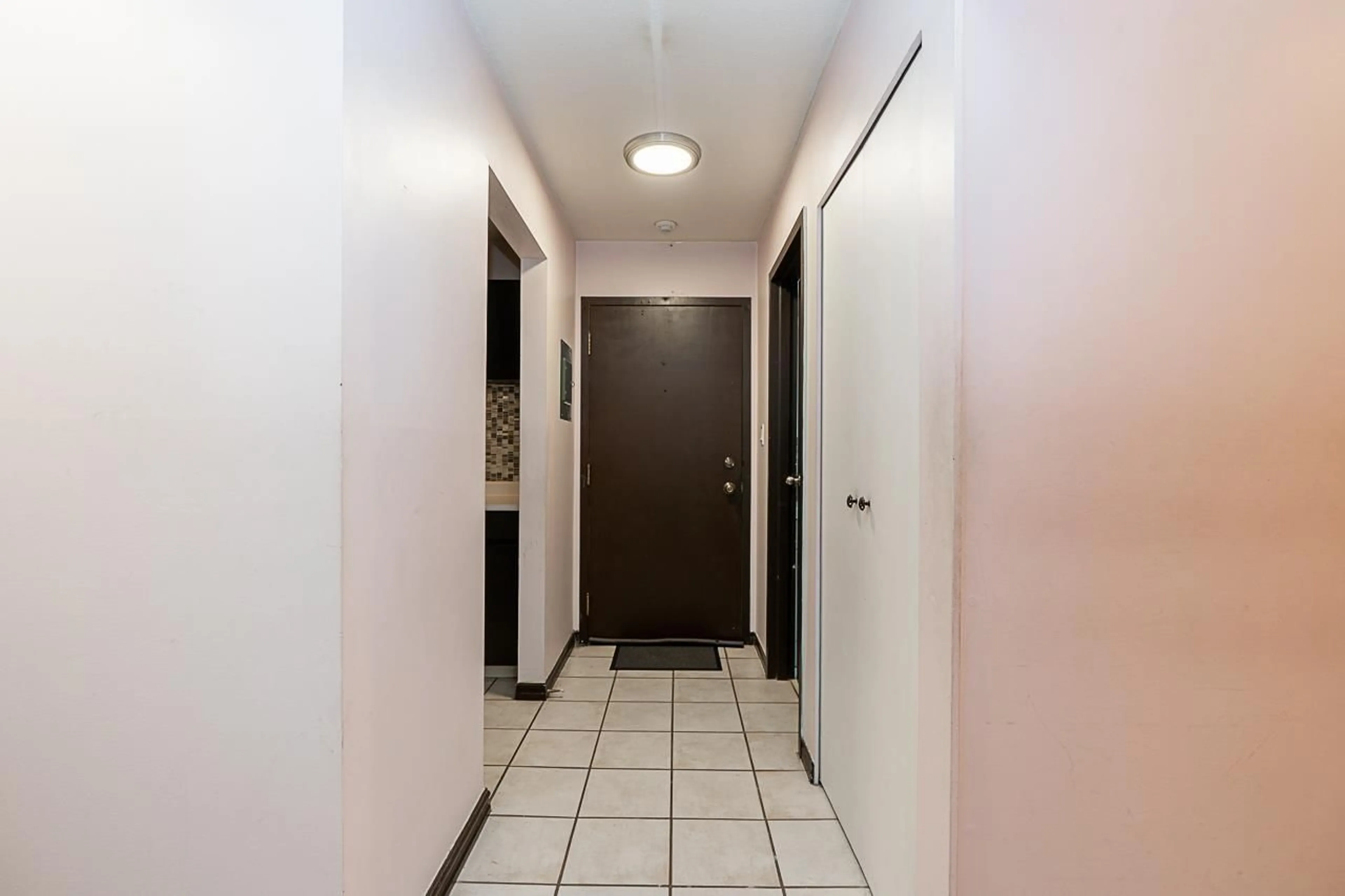 Indoor foyer for 204 - 13775 74 AVENUE, Surrey British Columbia V3W9C5