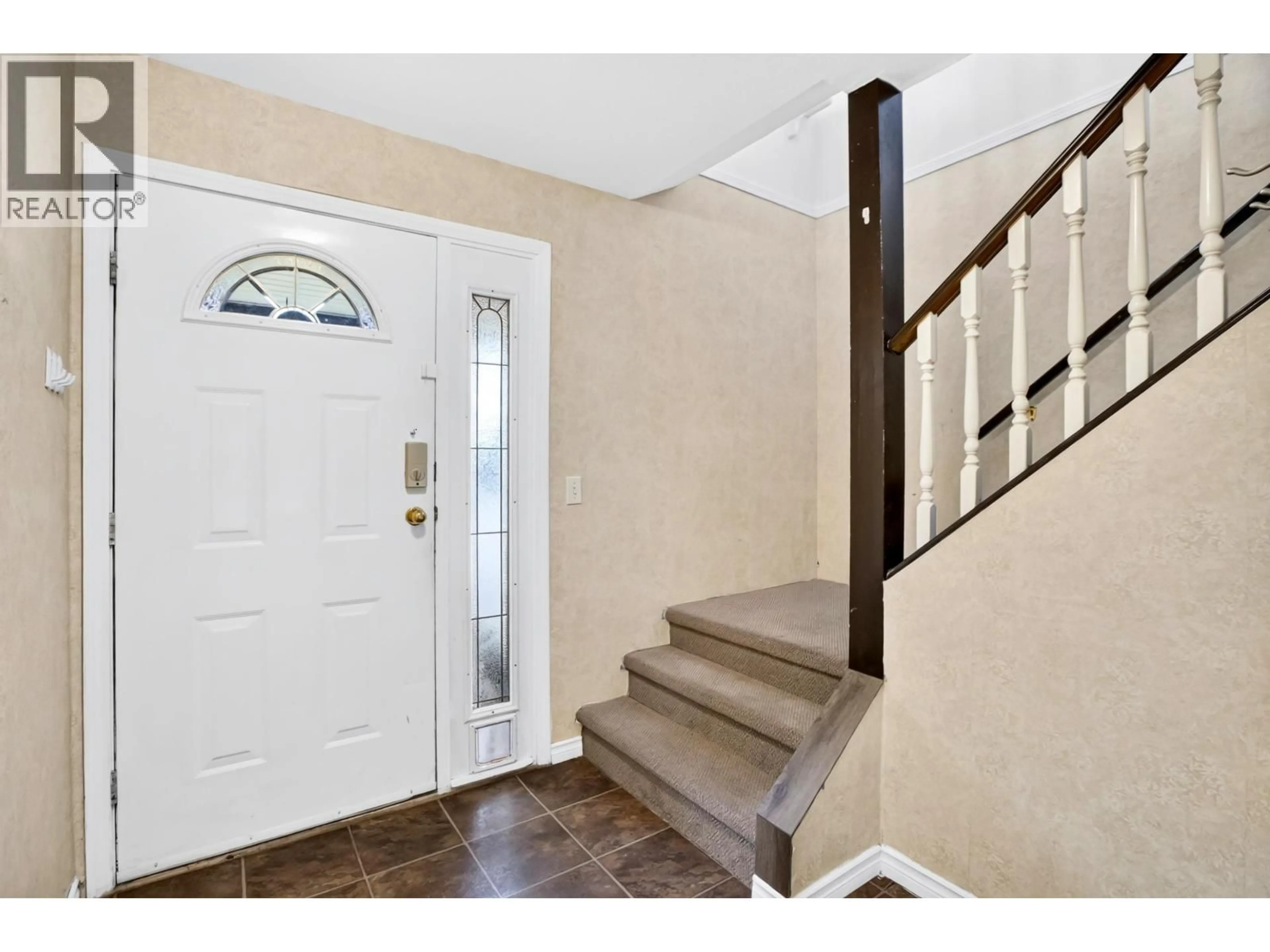 Indoor entryway for 18862 CHARNLEY COURT, Pitt Meadows British Columbia V3Y2K7