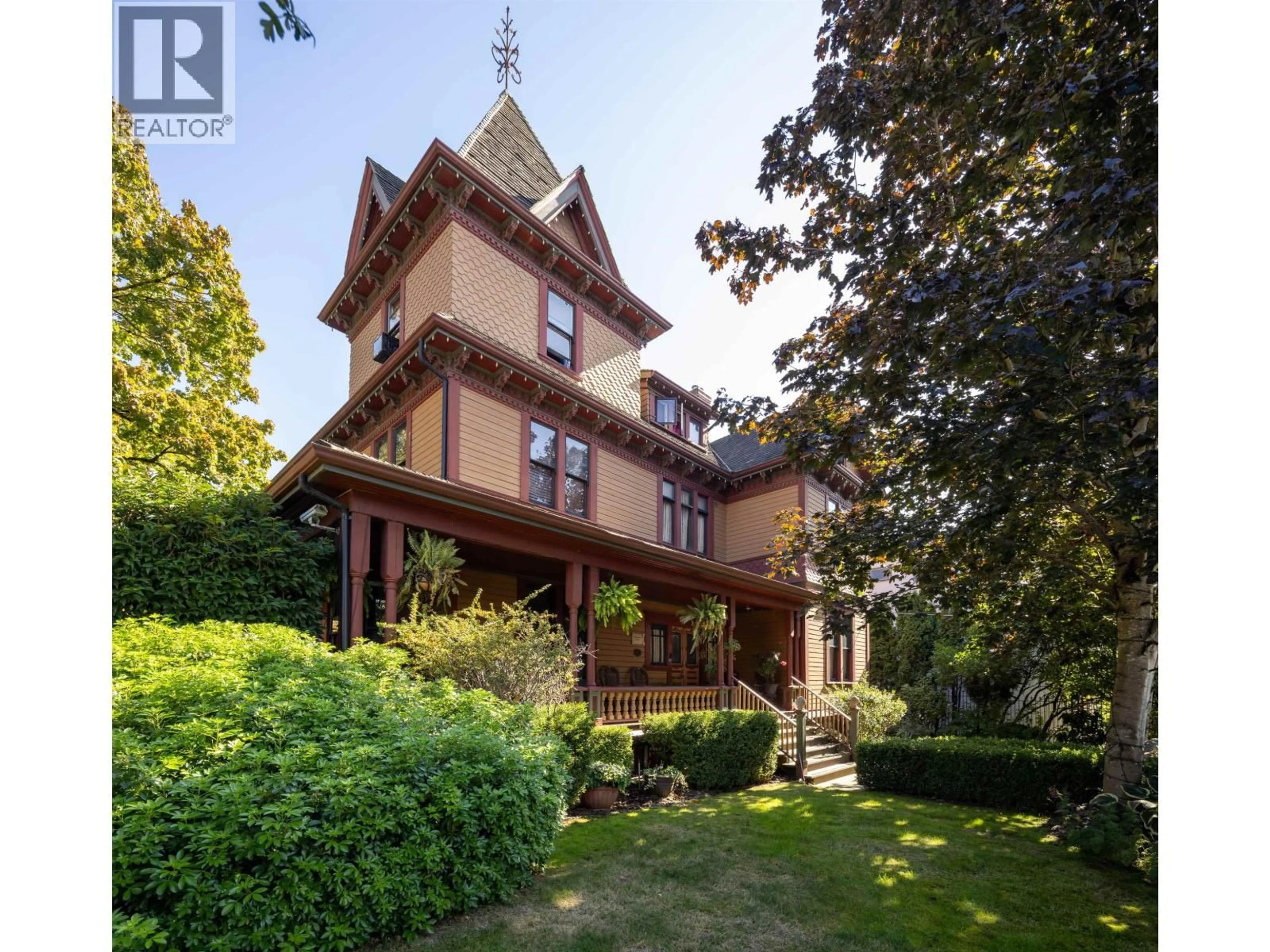 A pic from outside/outdoor area/front of a property/back of a property/a pic from drone, street for 131 EIGHTH STREET, New Westminster British Columbia V3M3P6