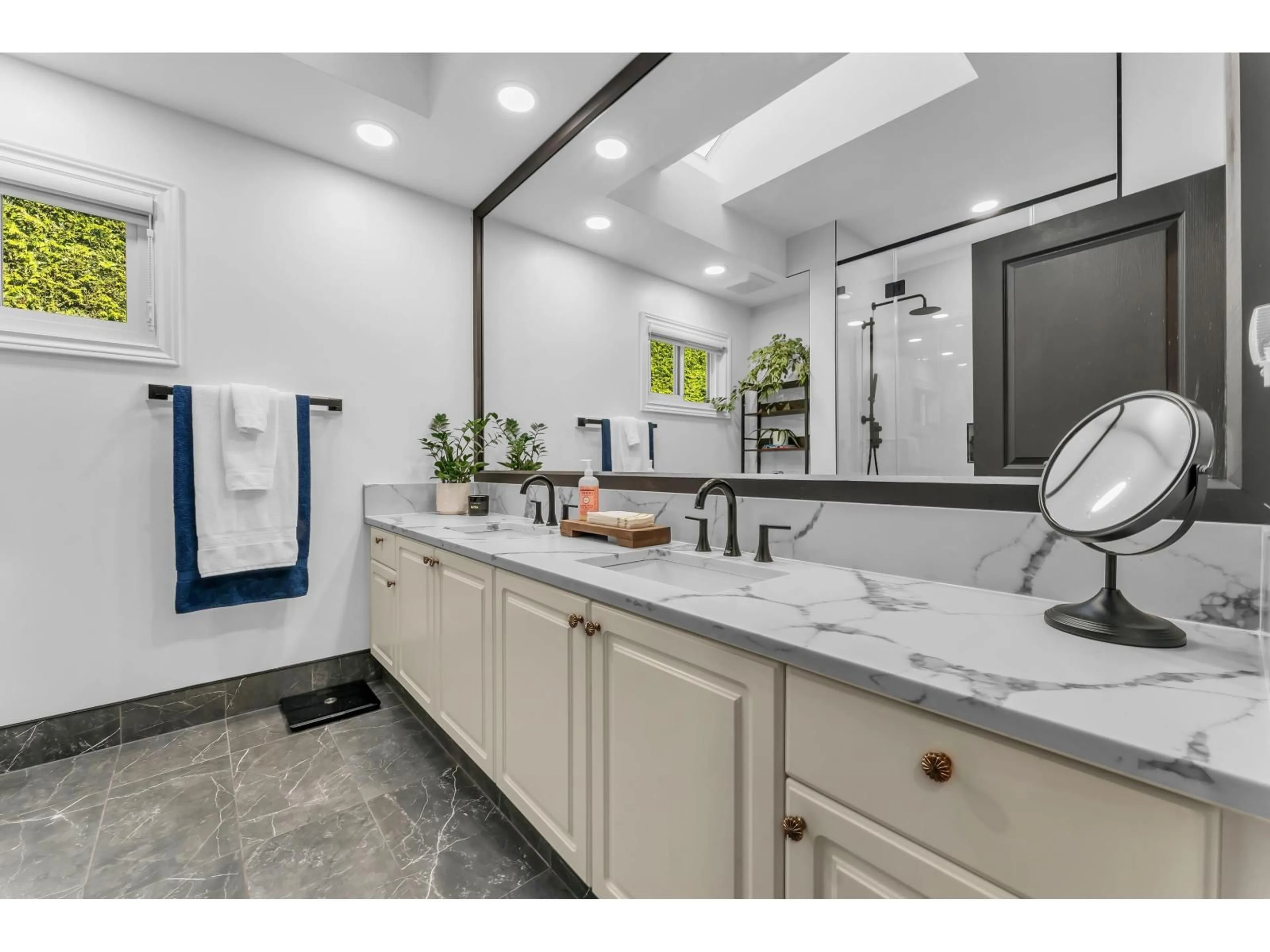 Contemporary bathroom, ceramic/tile floor for 2968 140 STREET, Surrey British Columbia V4P2H9