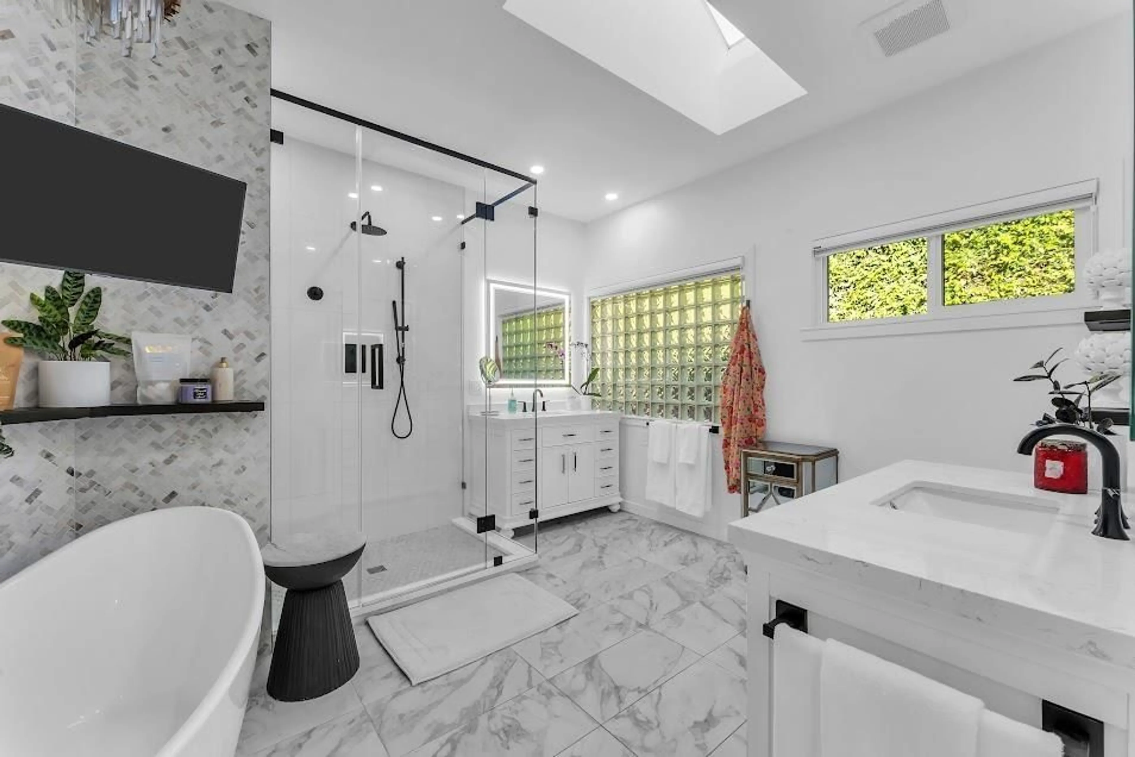 Contemporary bathroom, ceramic/tile floor for 2968 140 STREET, Surrey British Columbia V4P2H9