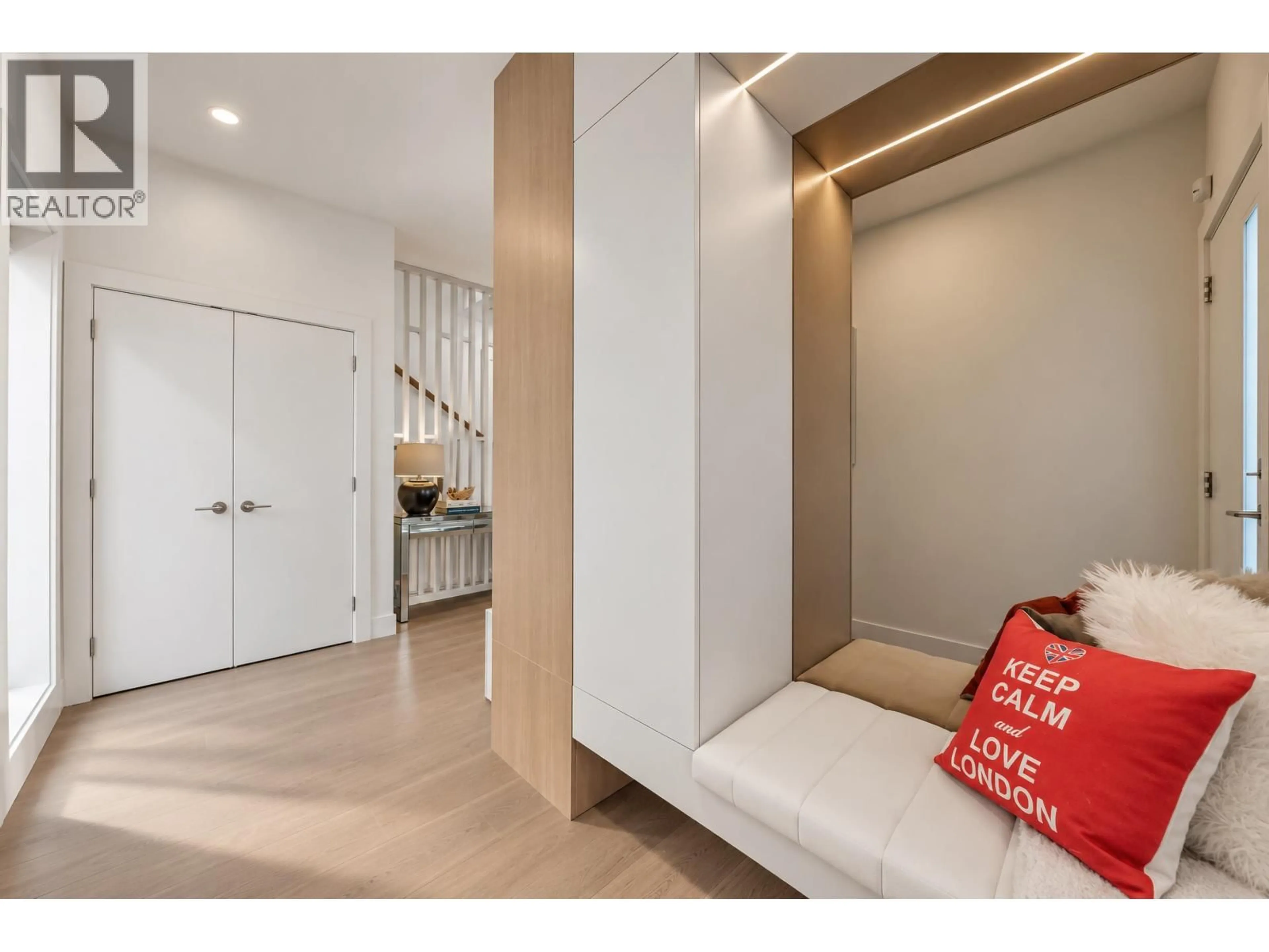 Indoor entryway for 3 - 3391 PRICE STREET, Vancouver British Columbia V5R5P8
