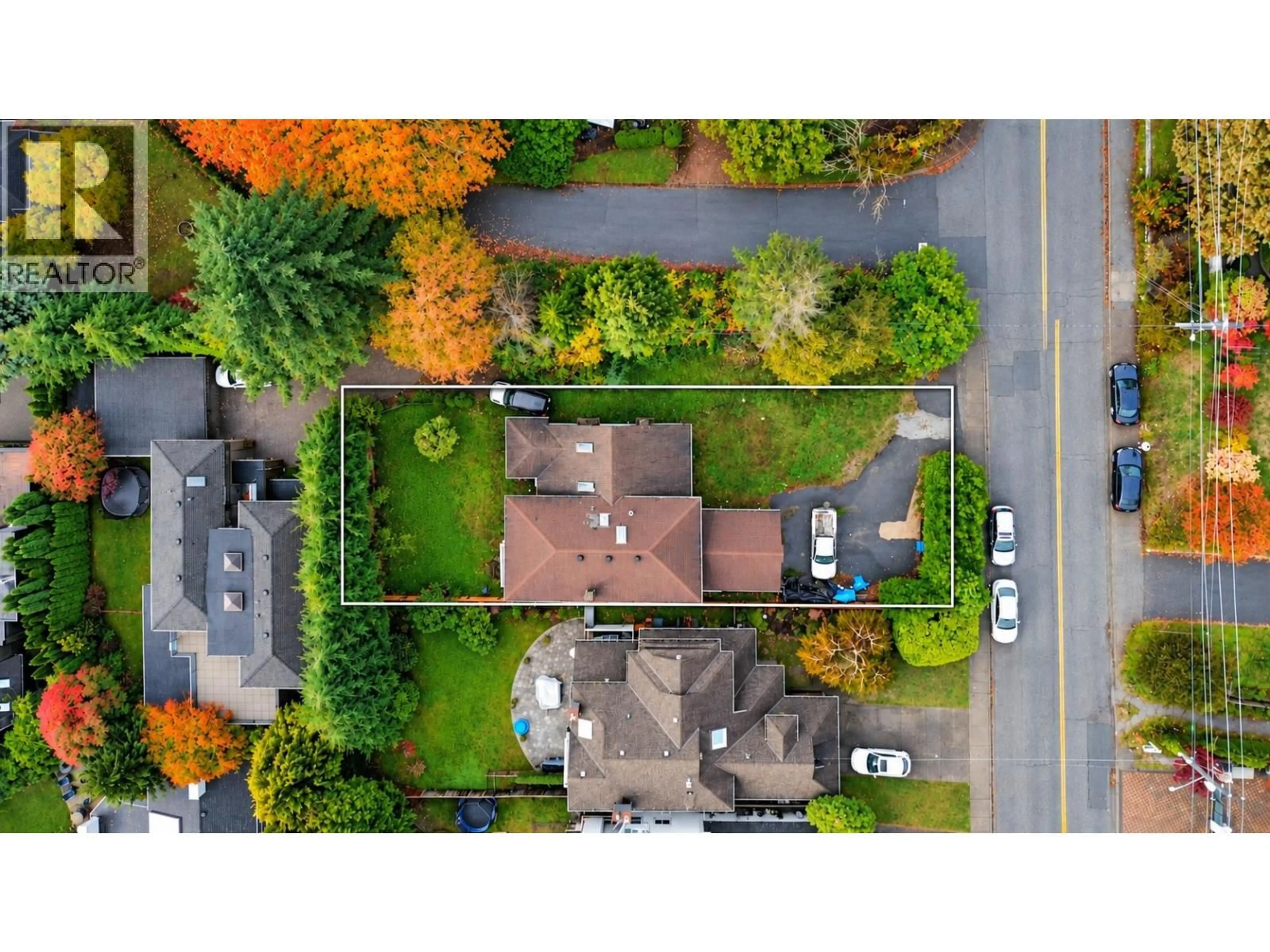 A pic from outside/outdoor area/front of a property/back of a property/a pic from drone, street for 1840 MATHERS AVENUE, West Vancouver British Columbia V7V2G7