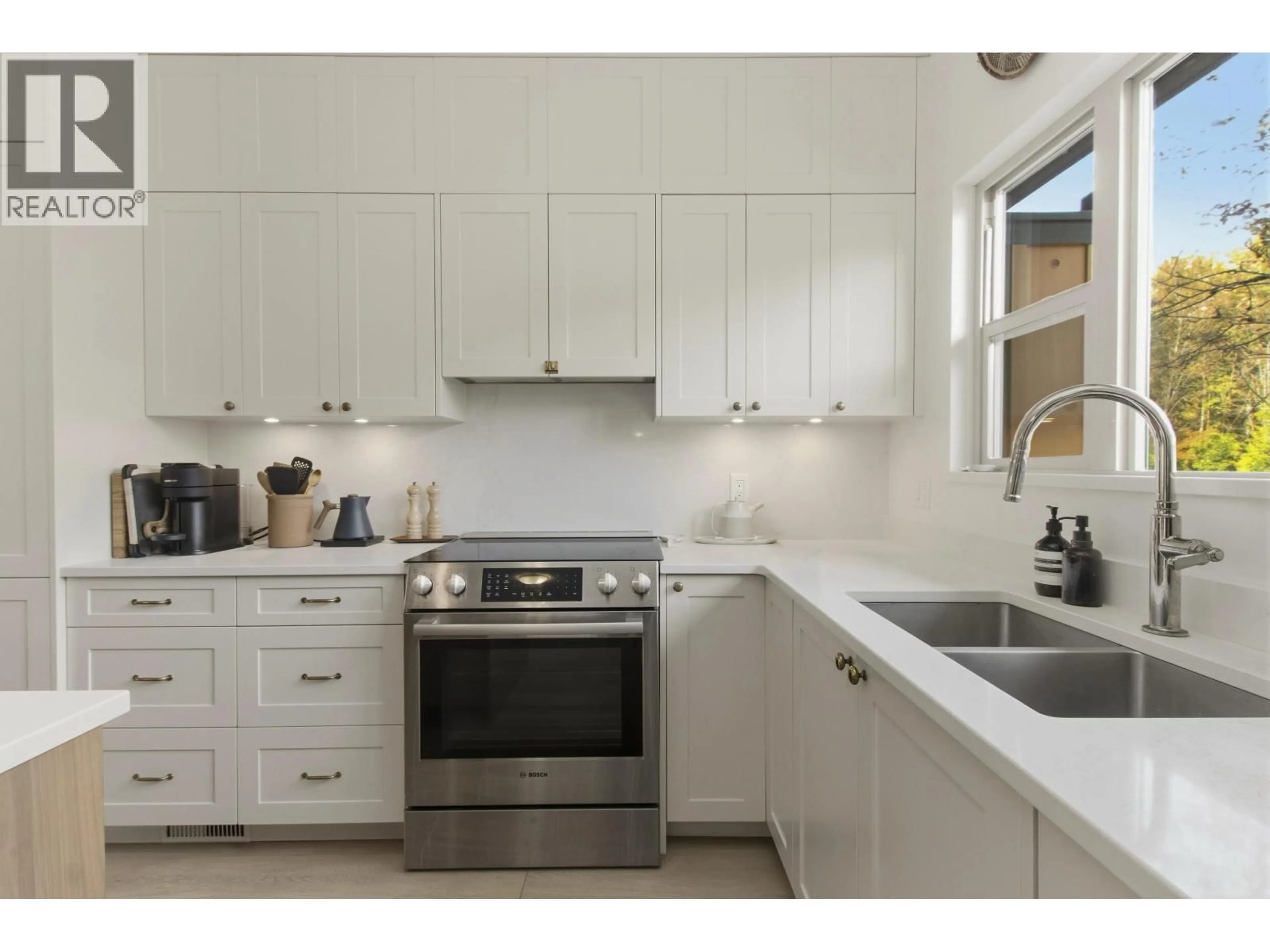 Standard kitchen, ceramic/tile floor for 1164 VILLAGE GREEN WAY, Squamish British Columbia V8B0N5