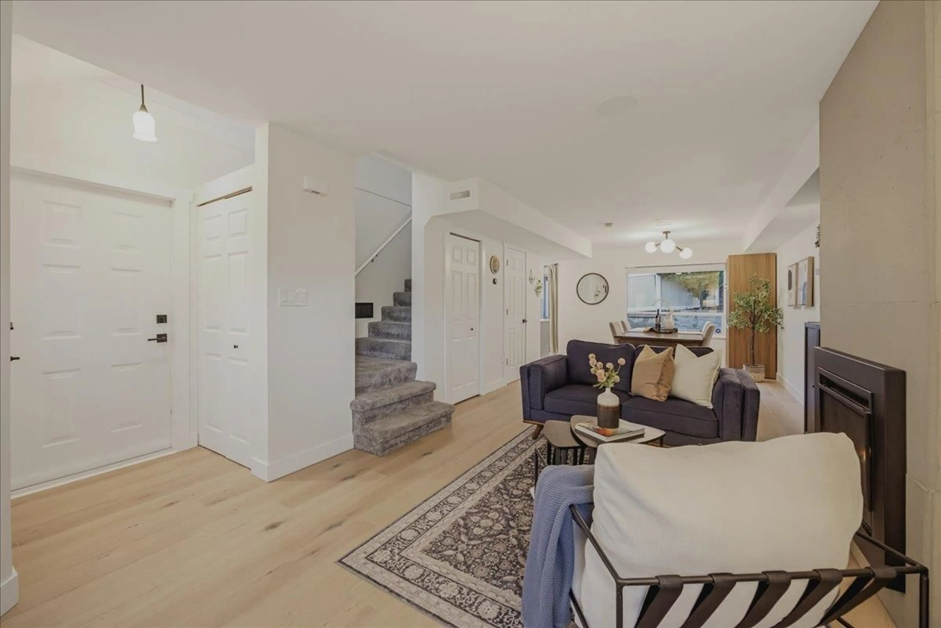 Unknown for 22 - 32361 MCRAE AVENUE, Mission British Columbia V2V4X7