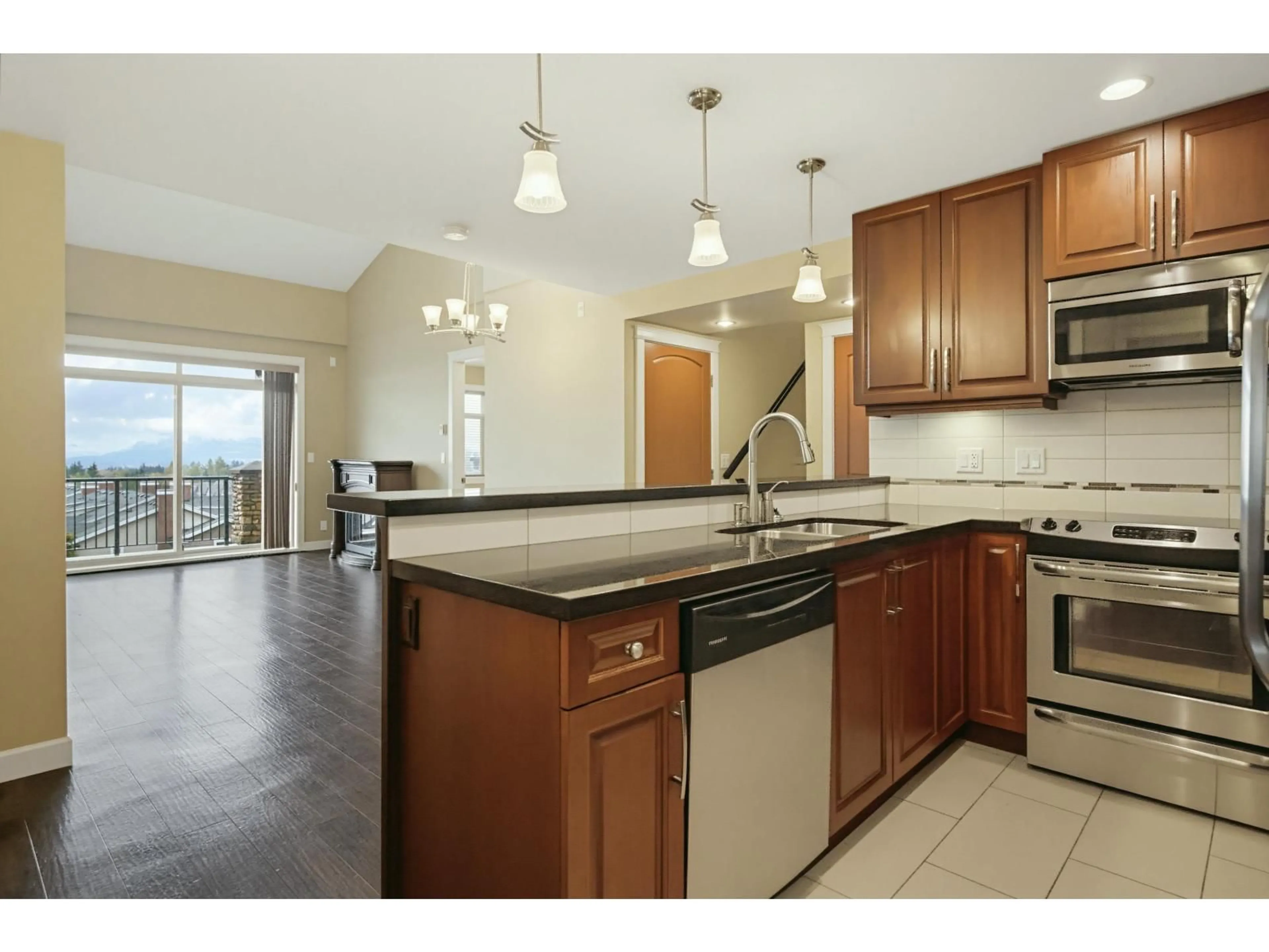 Open concept kitchen, ceramic/tile floor for 567 - 8328 207A STREET, Langley British Columbia V2Y0K5