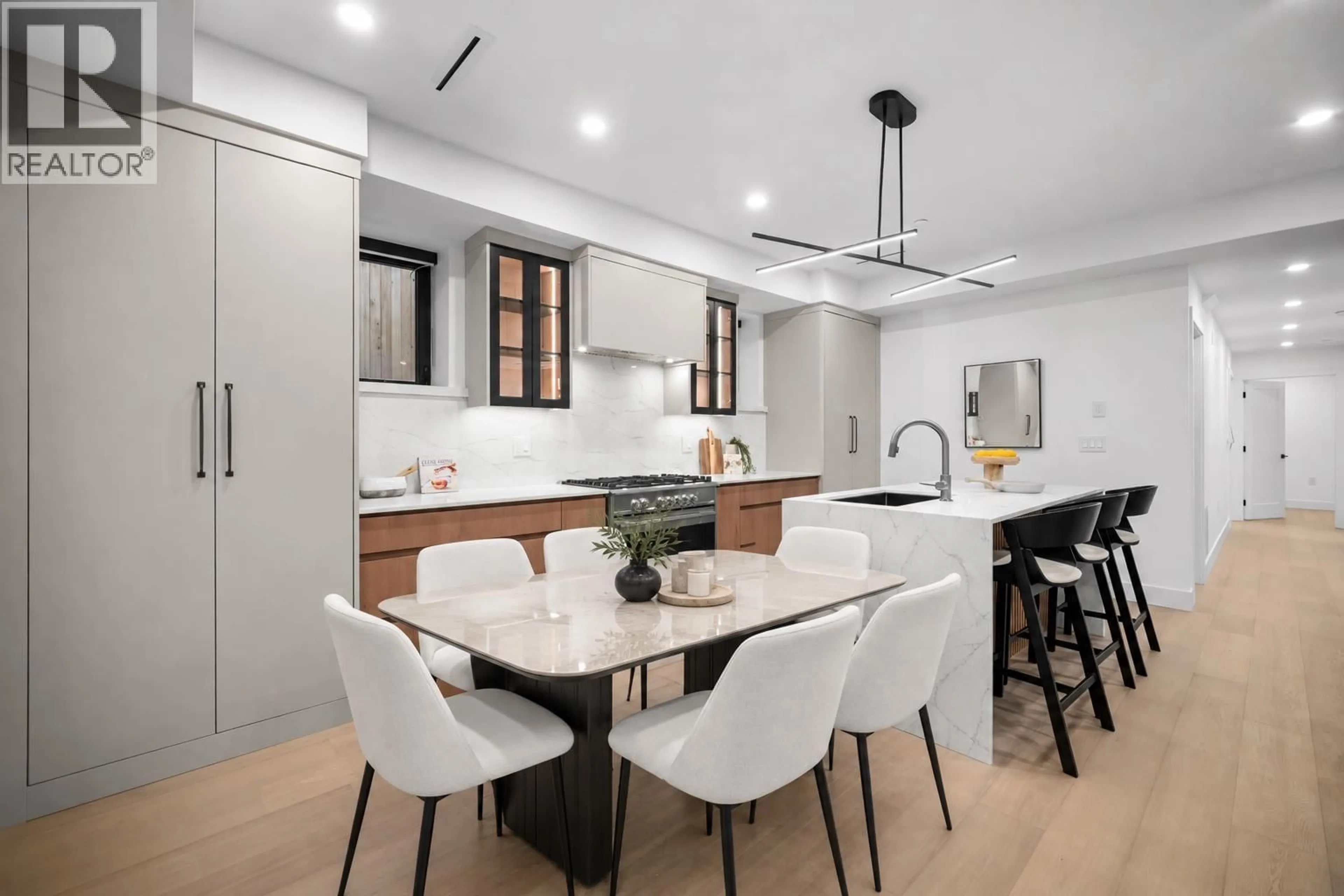 Contemporary kitchen, ceramic/tile floor for 3 - 6879 QUEBEC STREET, Vancouver British Columbia V5X3G3