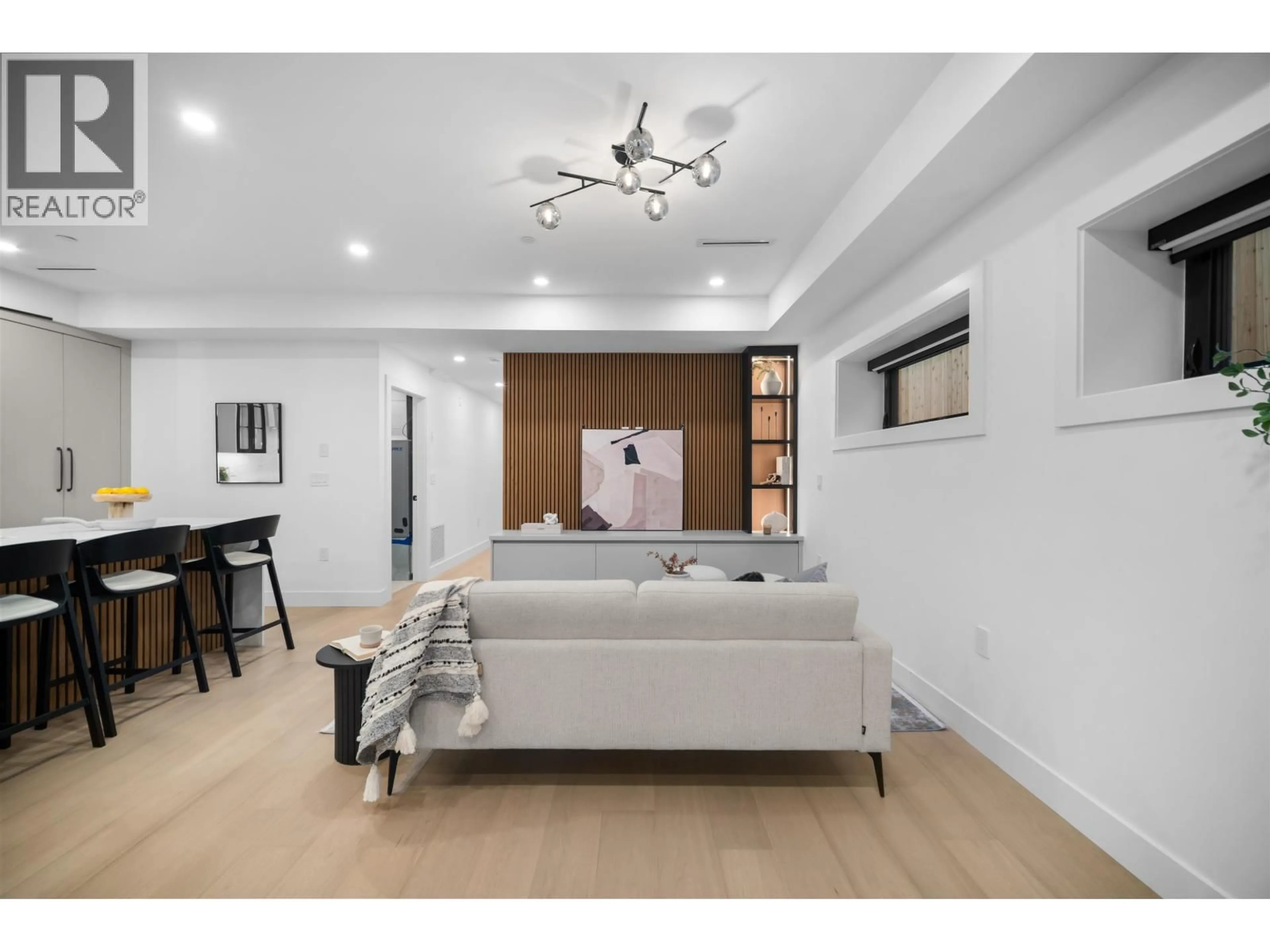 Living room with furniture, wood/laminate floor for 3 - 6879 QUEBEC STREET, Vancouver British Columbia V5X3G3