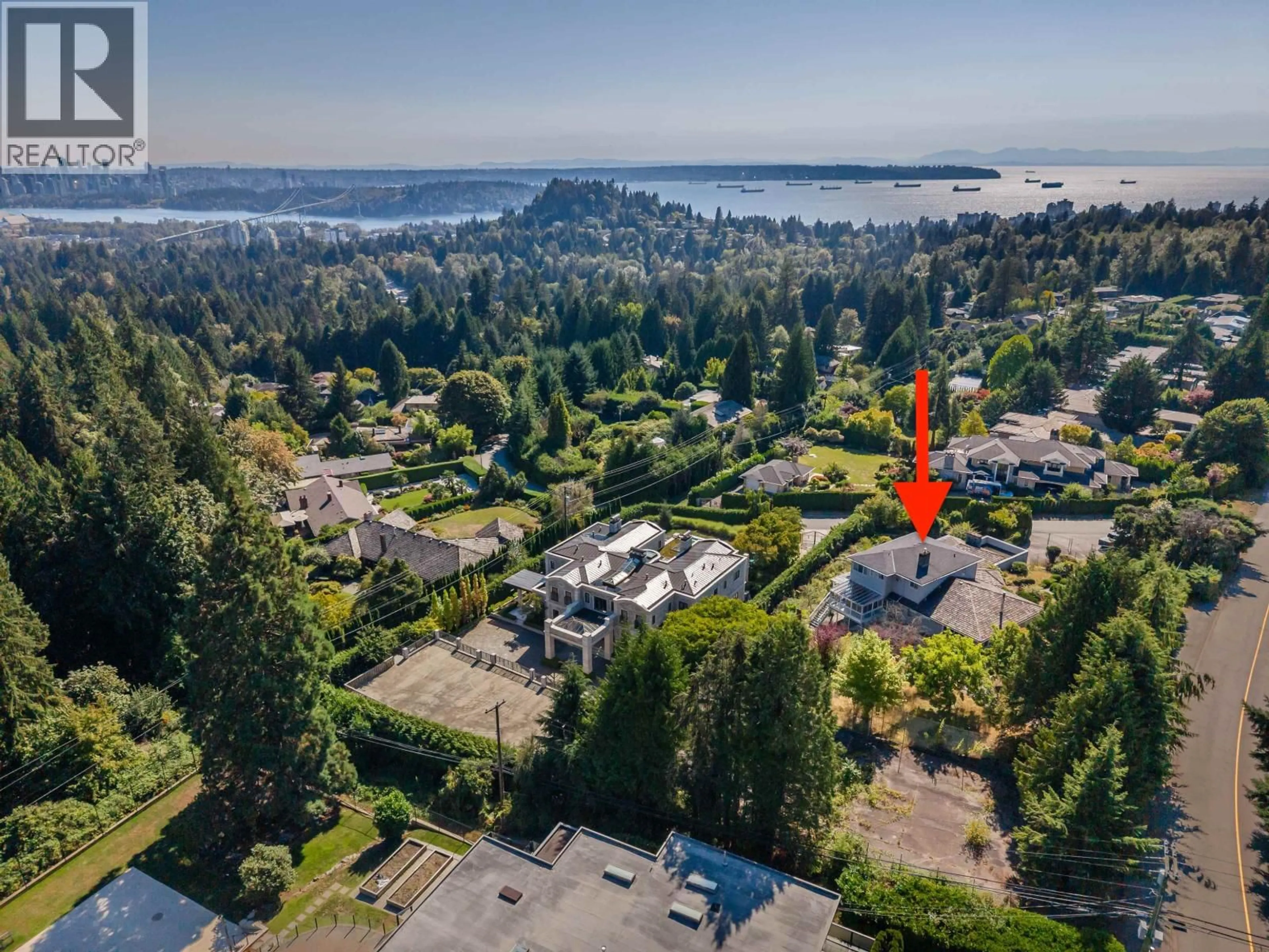 A pic from outside/outdoor area/front of a property/back of a property/a pic from drone, water/lake/river/ocean view for 650 SOUTHBOROUGH DRIVE, West Vancouver British Columbia V7S1M6
