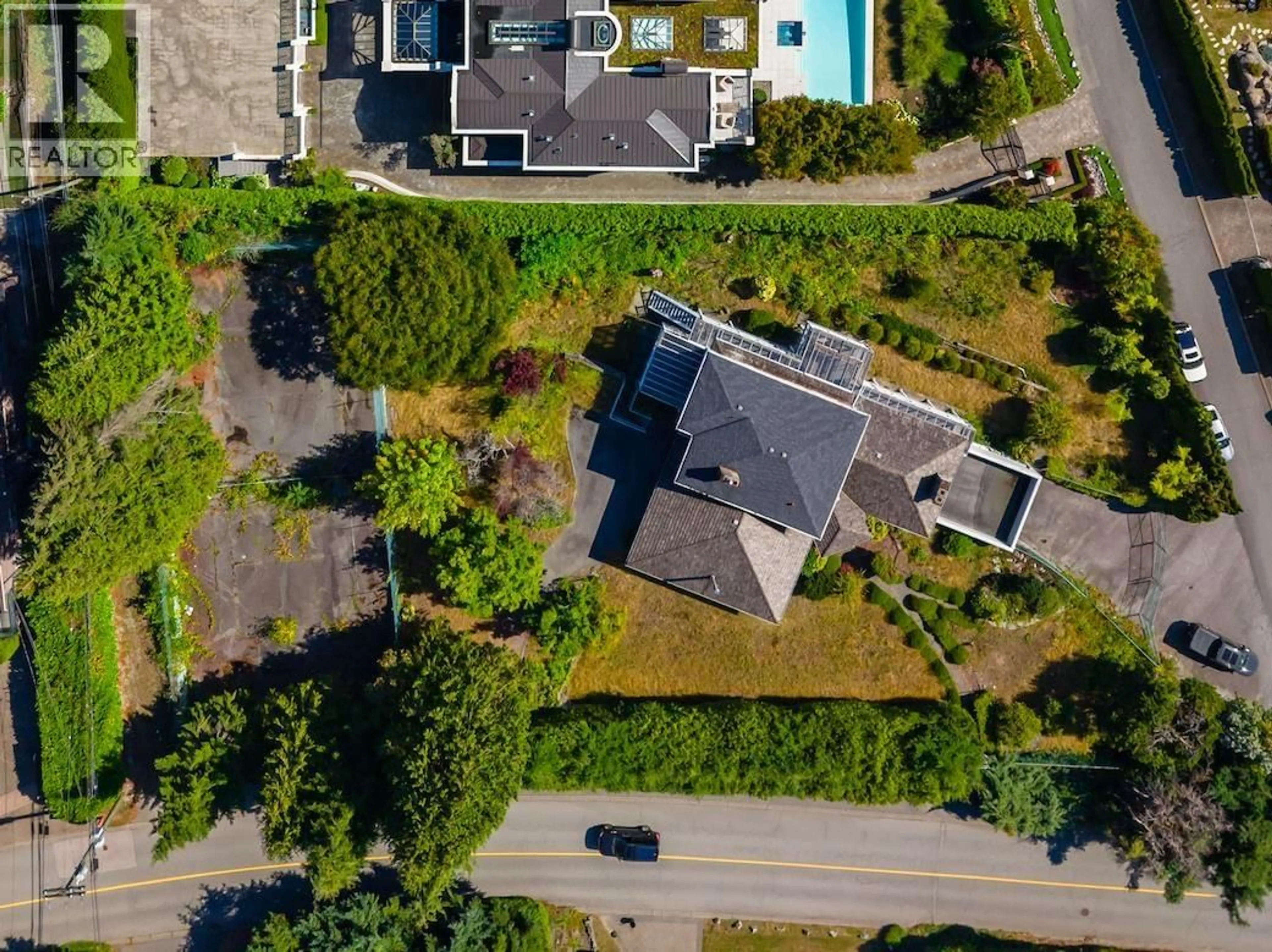A pic from outside/outdoor area/front of a property/back of a property/a pic from drone, street for 650 SOUTHBOROUGH DRIVE, West Vancouver British Columbia V7S1M6