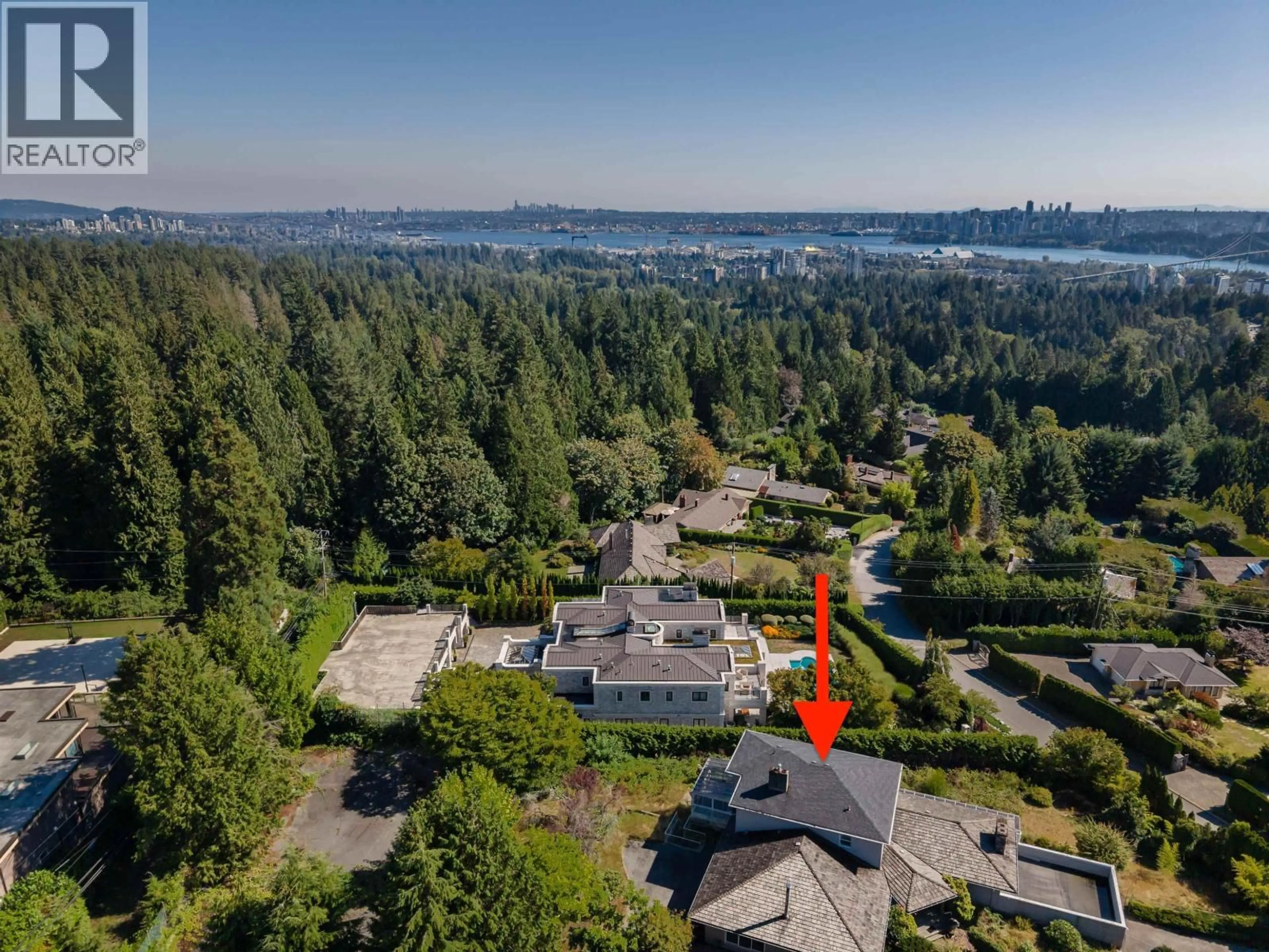 A pic from outside/outdoor area/front of a property/back of a property/a pic from drone, water/lake/river/ocean view for 650 SOUTHBOROUGH DRIVE, West Vancouver British Columbia V7S1M6