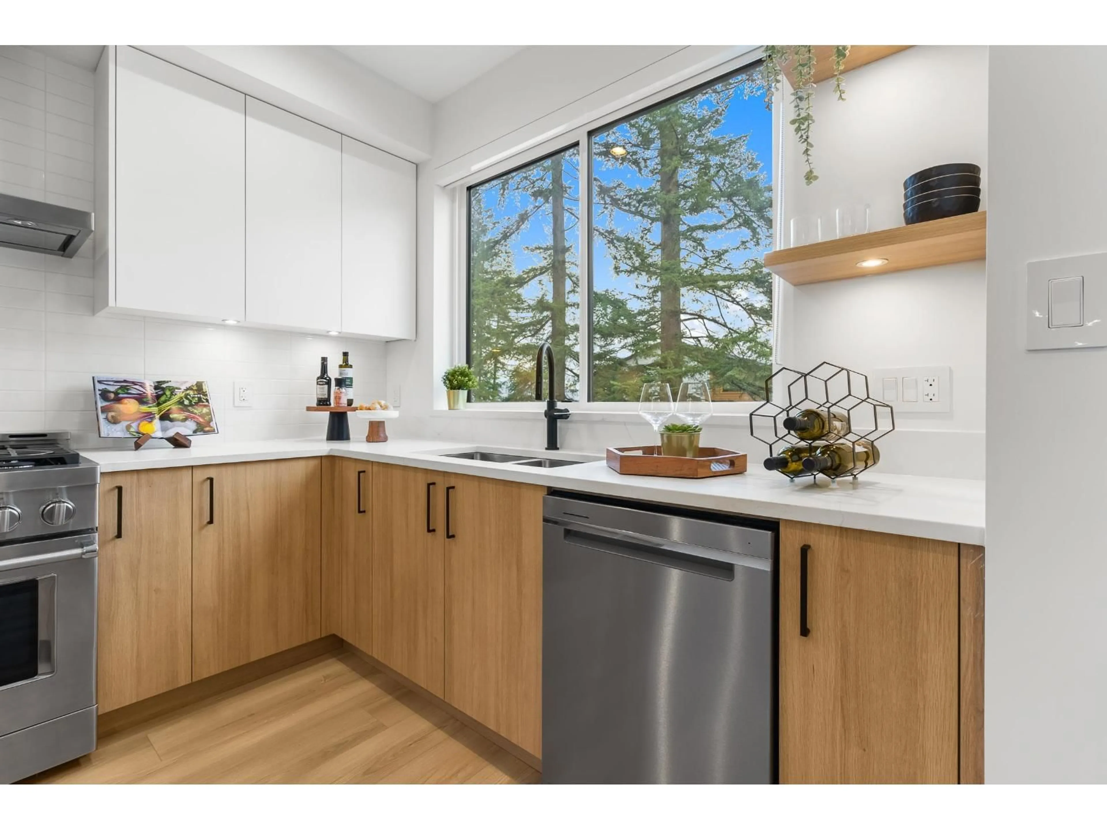 Standard kitchen, unknown for 10 - 17538 100 AVENUE, Surrey British Columbia V4N6X3