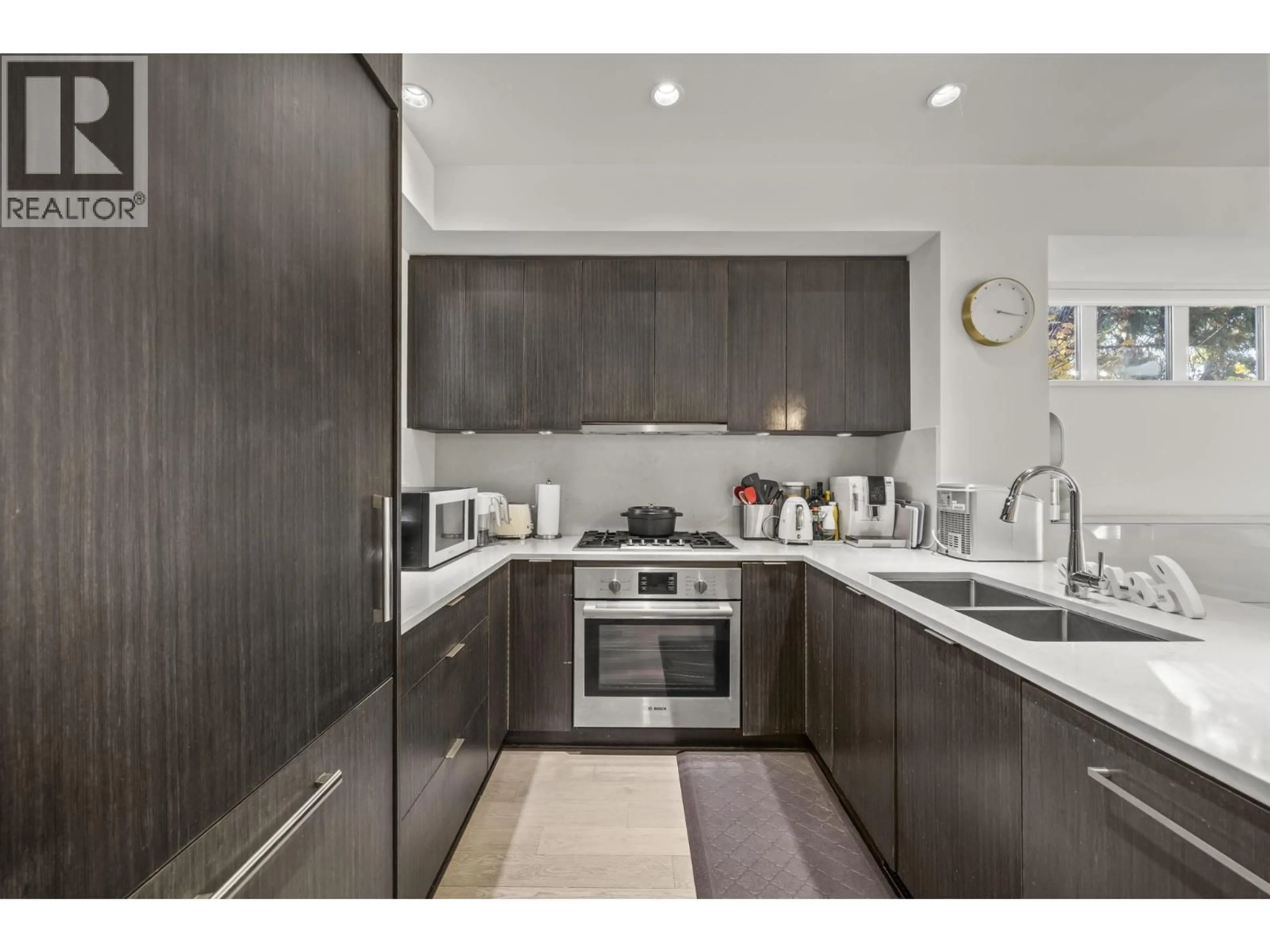 Standard kitchen, unknown for 5552 OAK STREET, Vancouver British Columbia V6M2V6