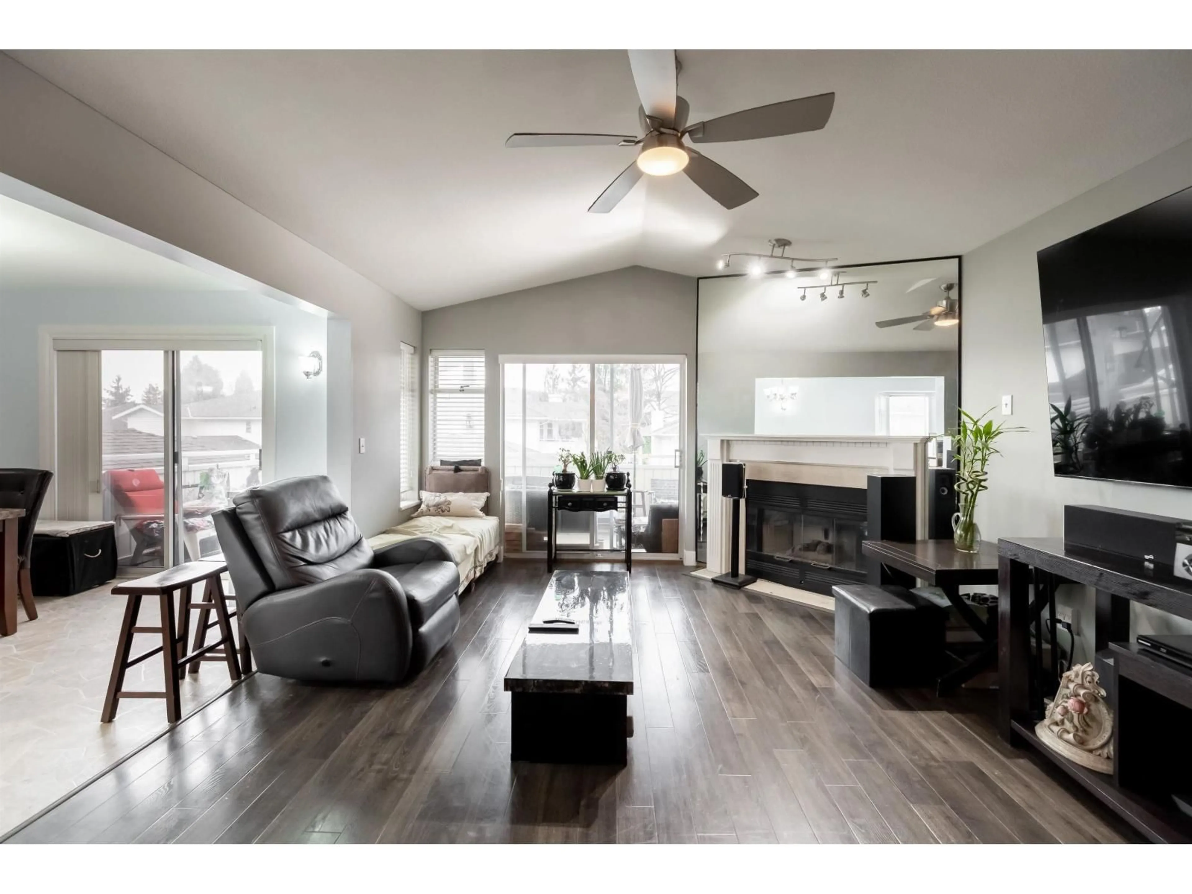 Living room with furniture, wood/laminate floor for 213 - 7156 121 STREET, Surrey British Columbia V3W0J6