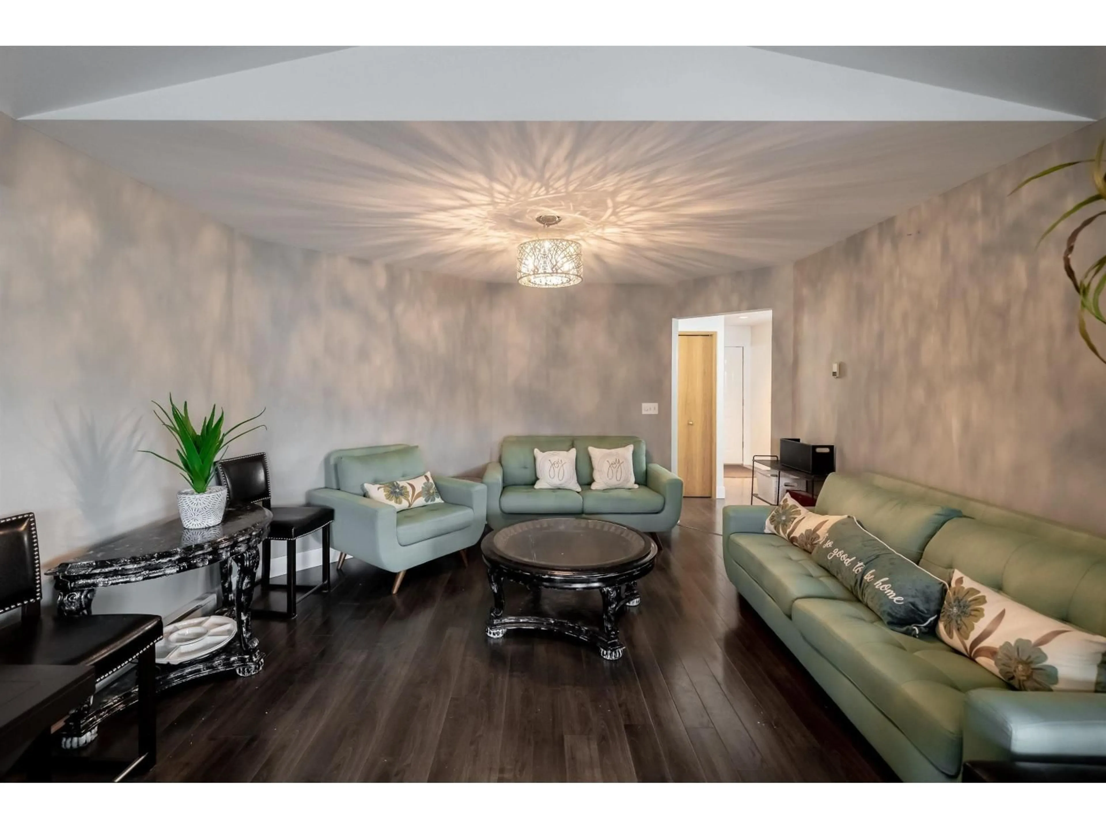 Living room with furniture, wood/laminate floor for 213 - 7156 121 STREET, Surrey British Columbia V3W0J6