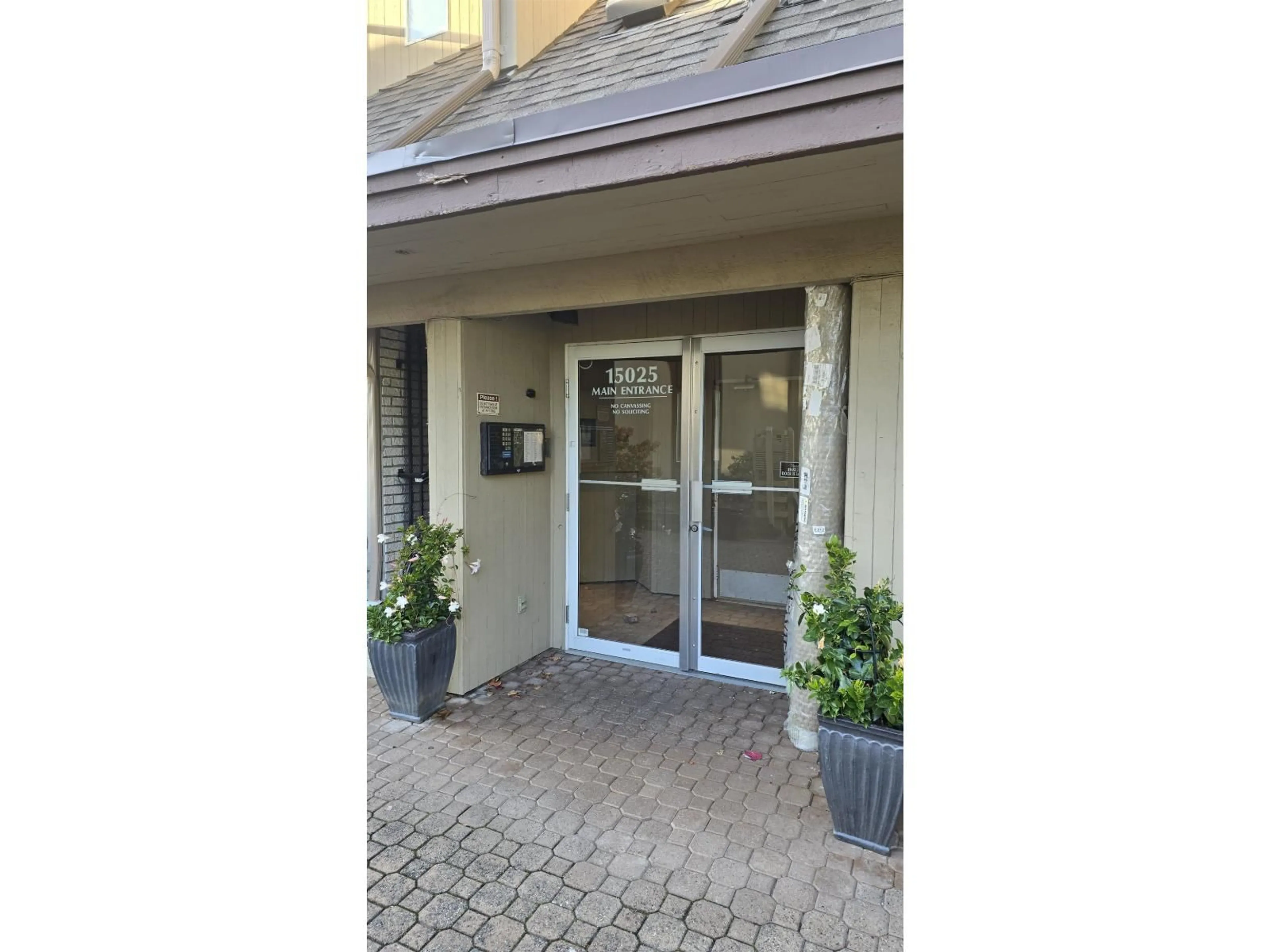Indoor entryway for 401 - 15025 VICTORIA AVENUE, White Rock British Columbia V4B1G2