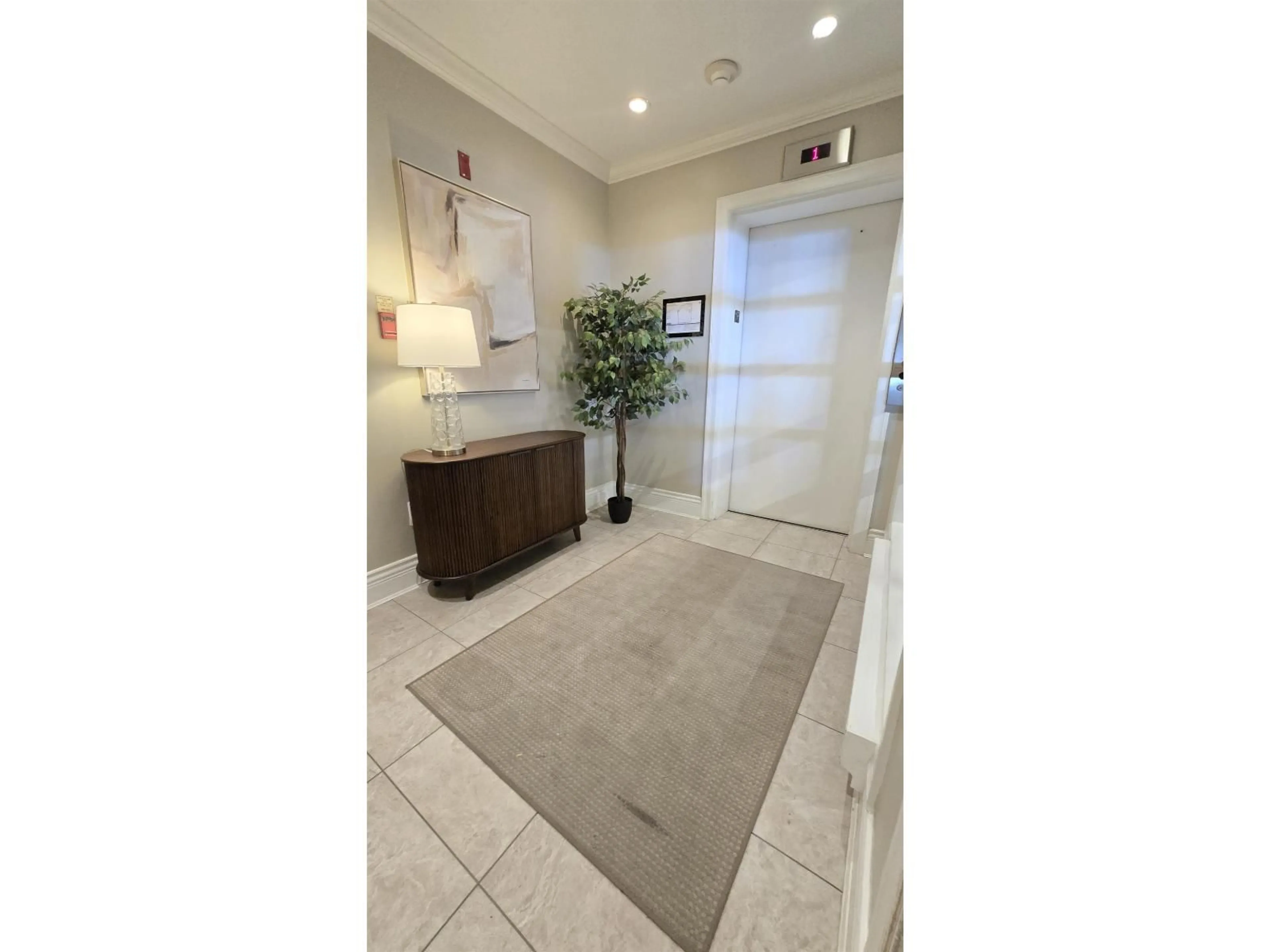 Indoor foyer for 401 - 15025 VICTORIA AVENUE, White Rock British Columbia V4B1G2