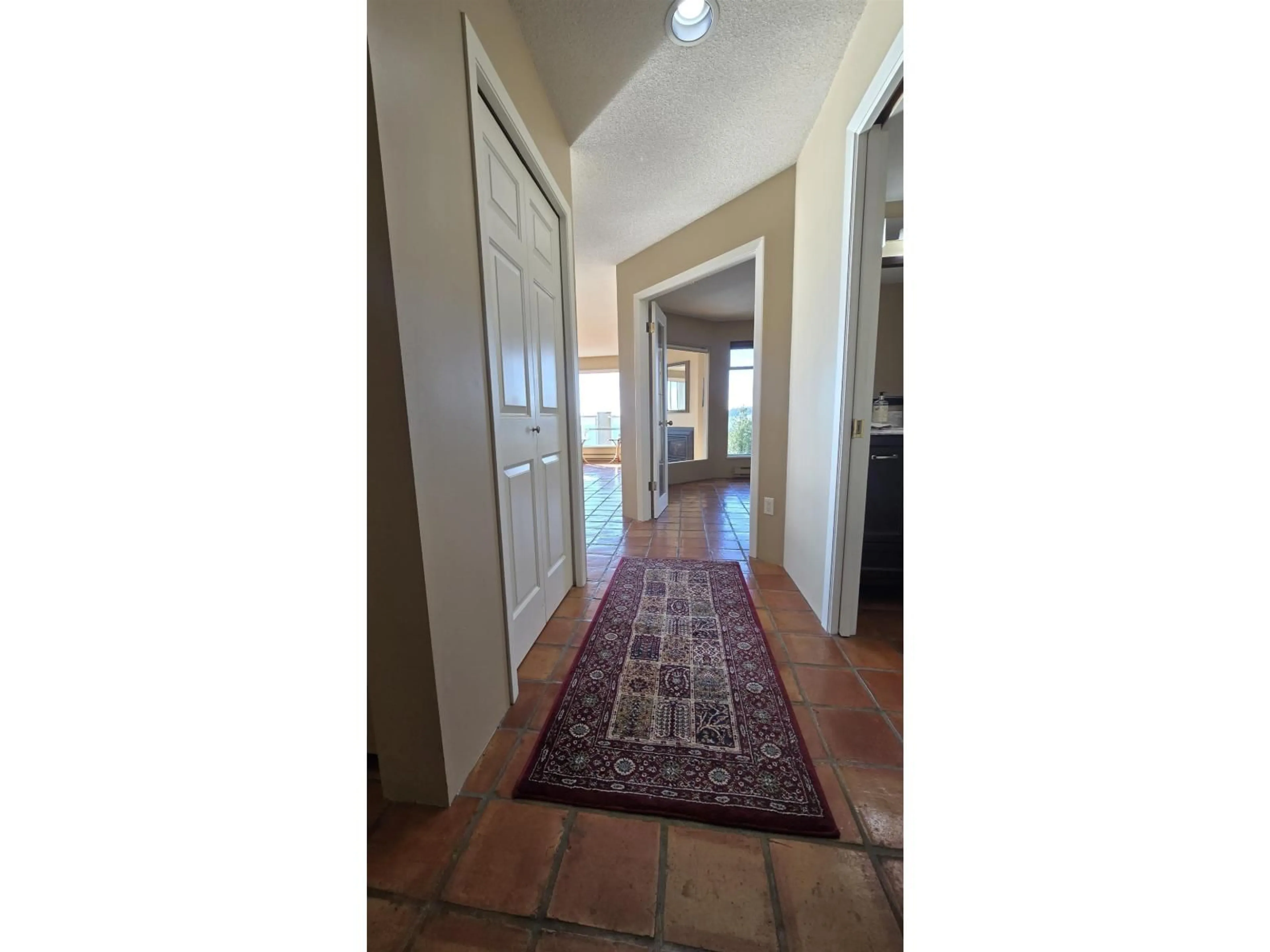 Indoor entryway for 401 - 15025 VICTORIA AVENUE, White Rock British Columbia V4B1G2