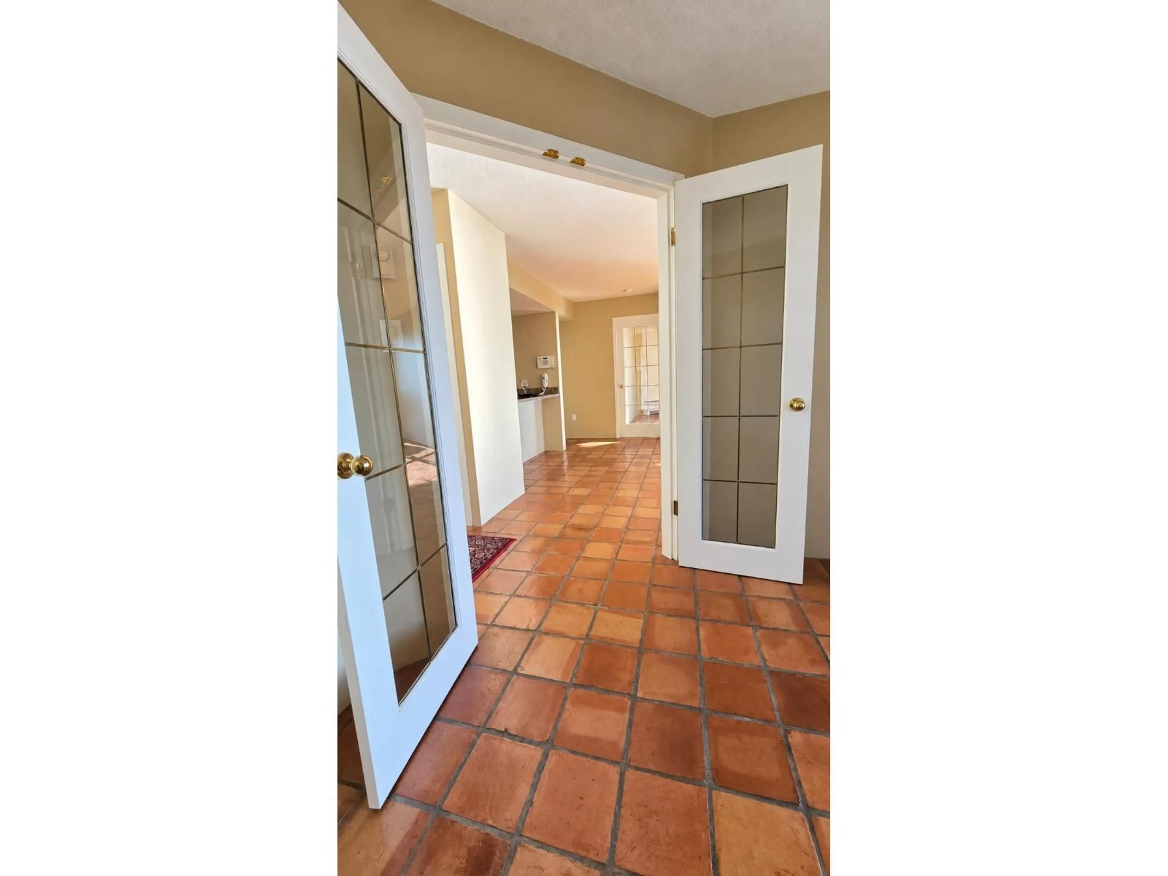 Indoor entryway for 401 - 15025 VICTORIA AVENUE, White Rock British Columbia V4B1G2