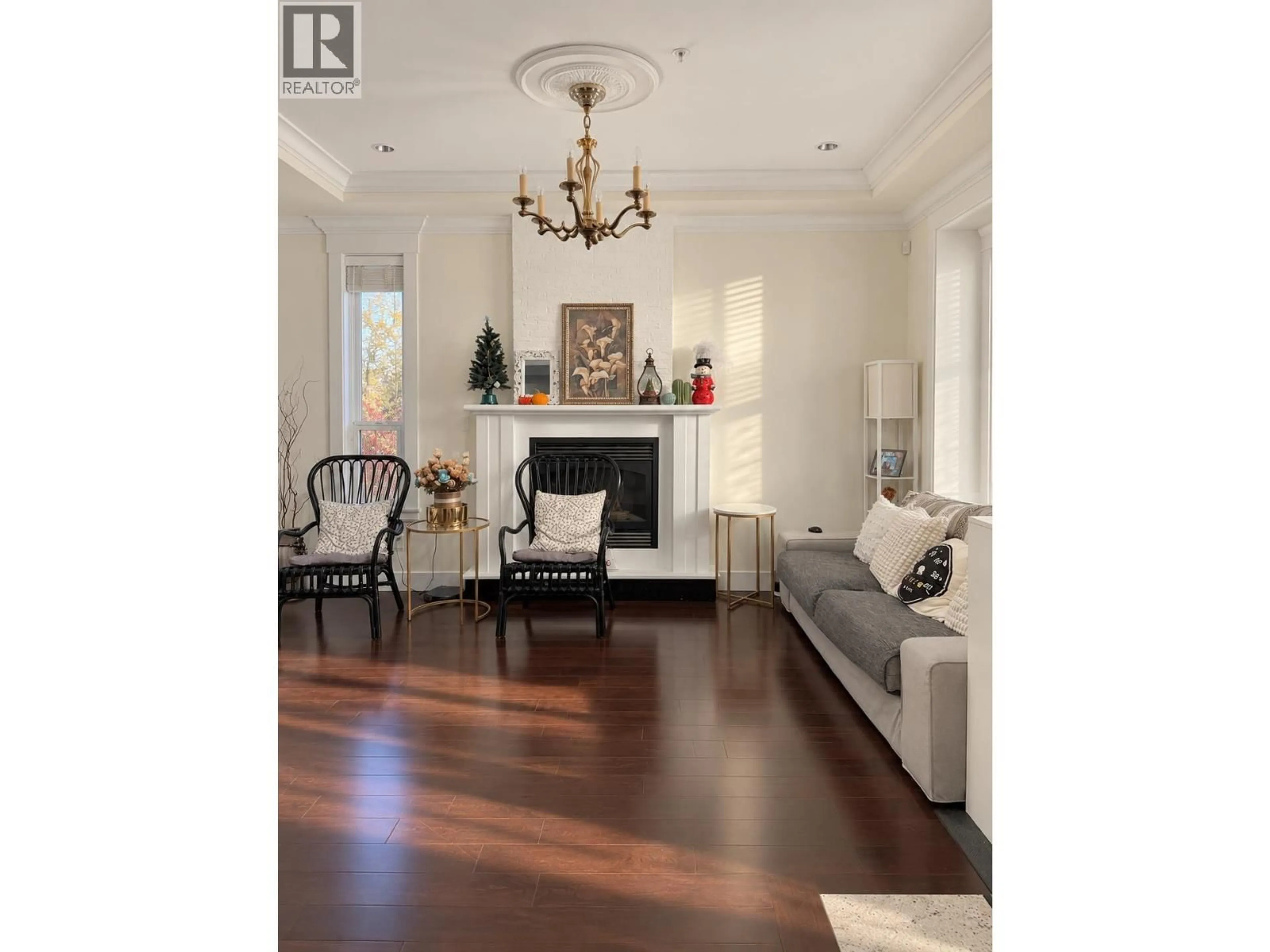 Living room with furniture, wood/laminate floor for 628 55TH AVENUE, Vancouver British Columbia V5X1N5