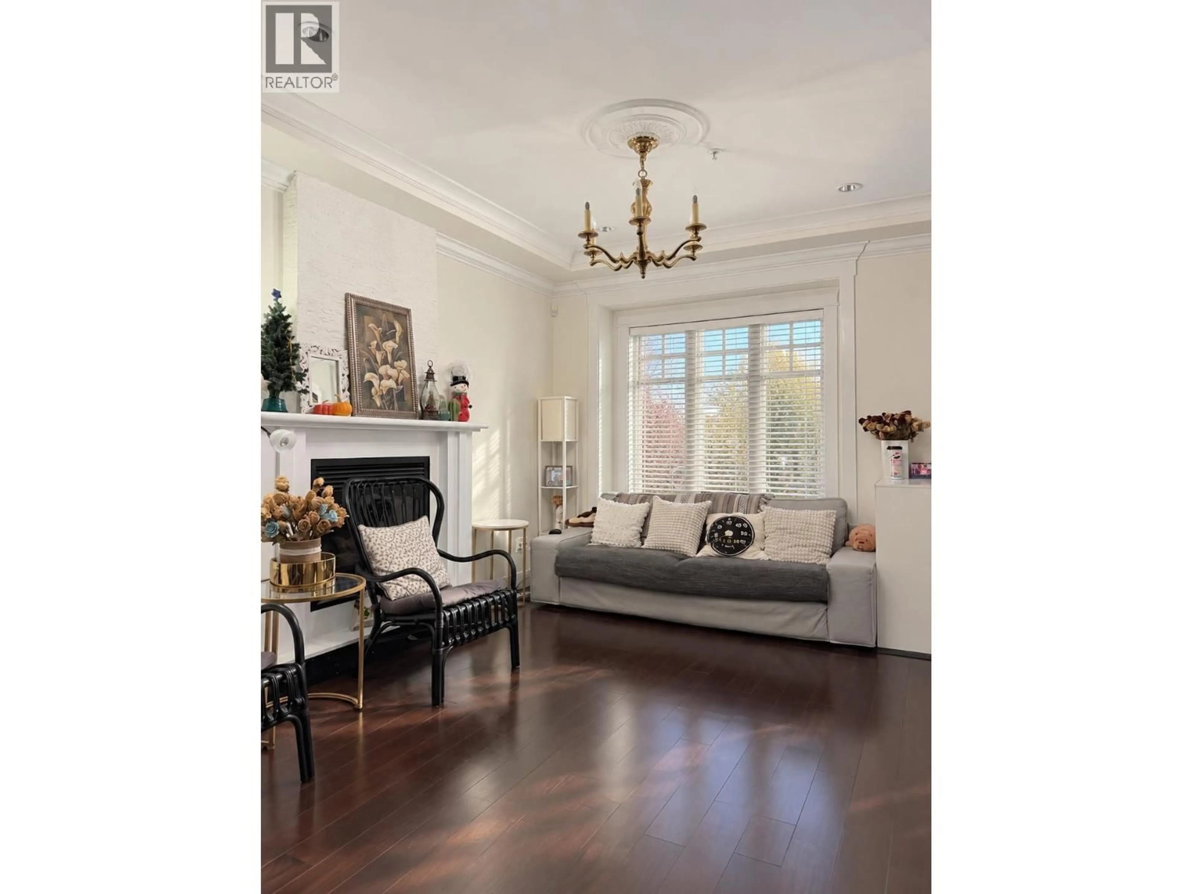 Living room with furniture, wood/laminate floor for 628 55TH AVENUE, Vancouver British Columbia V5X1N5