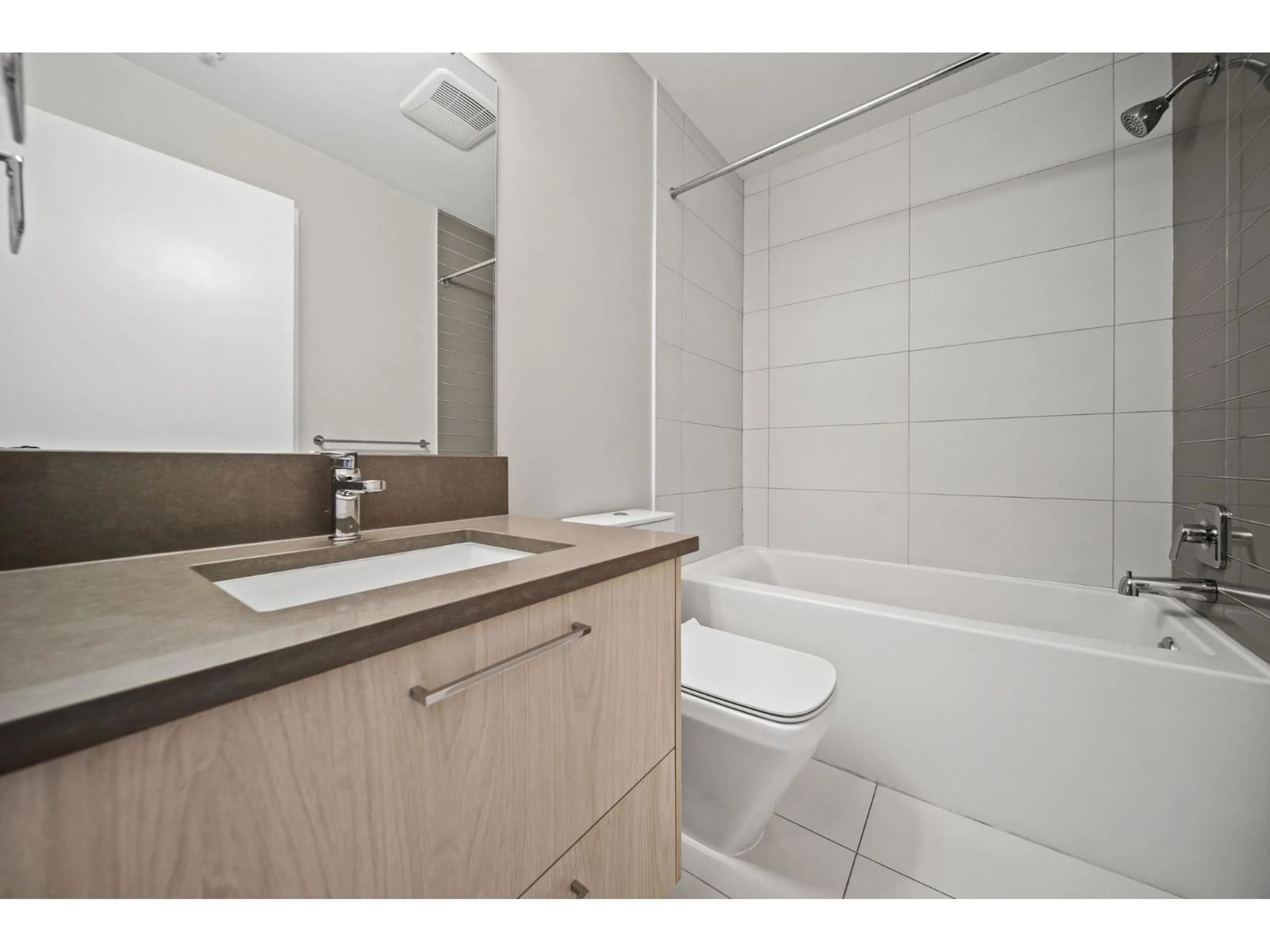 Standard bathroom, unknown for 303 - 13768 108 AVENUE, Surrey British Columbia V3T0L9