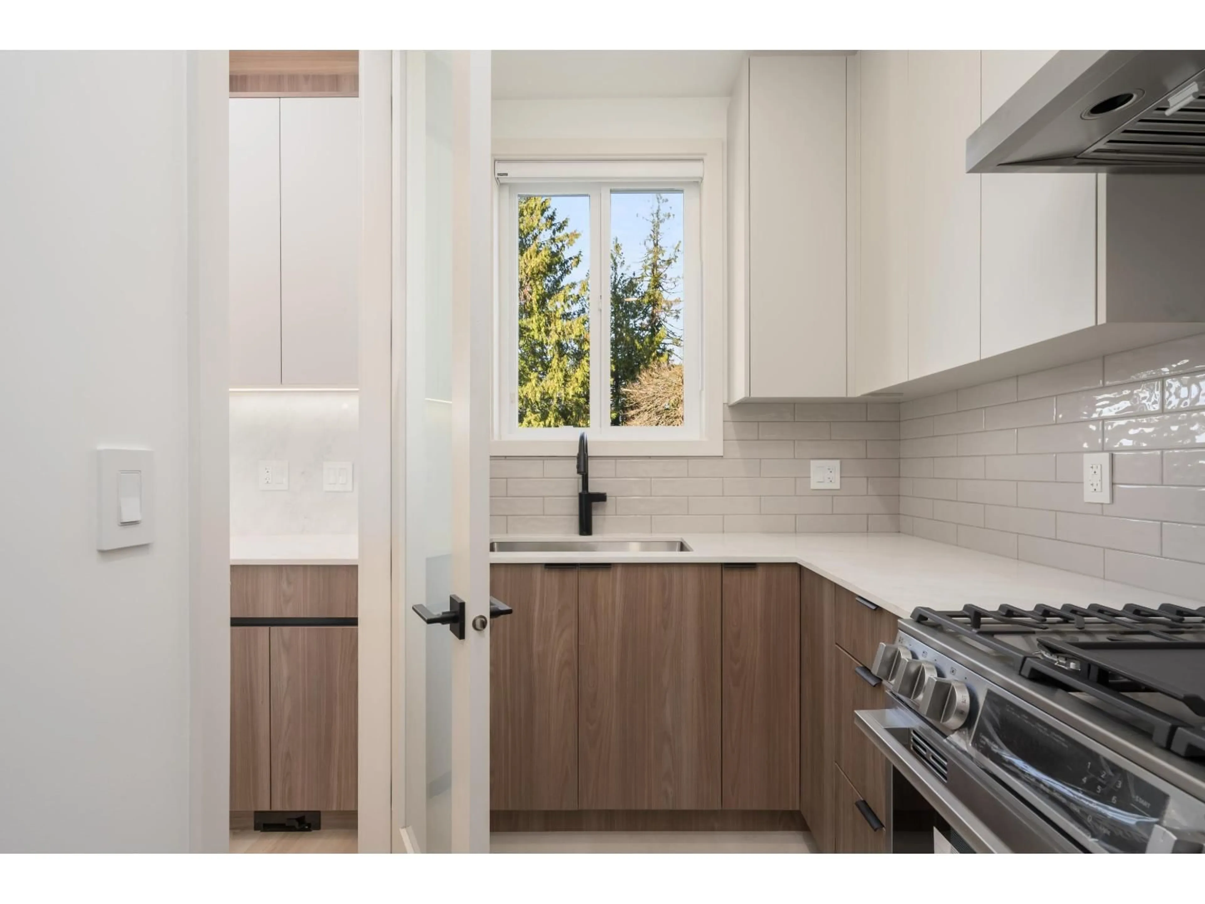 Standard kitchen, wood/laminate floor for 14755 111A AVENUE, Surrey British Columbia V3R2E2