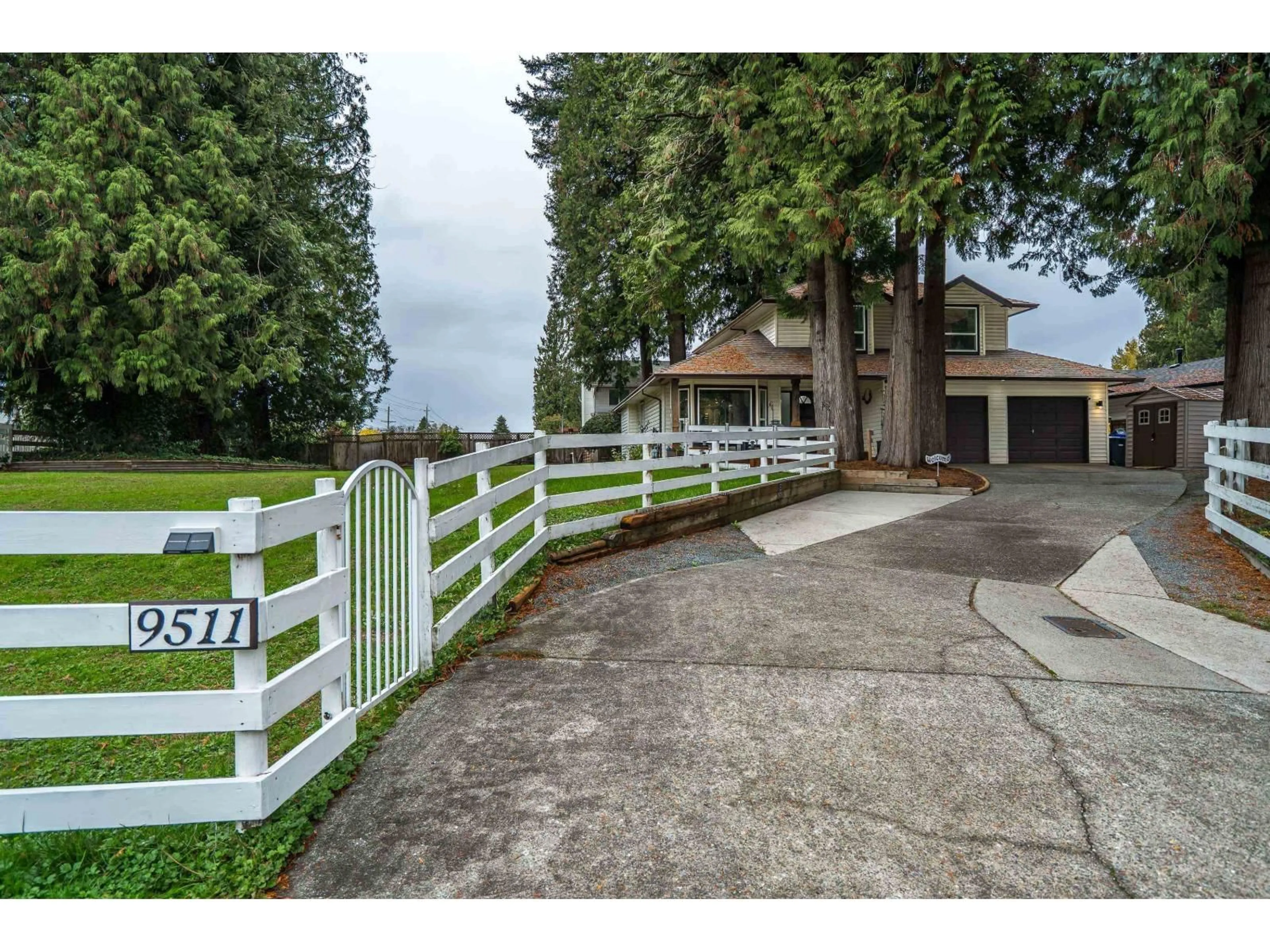 A pic from outside/outdoor area/front of a property/back of a property/a pic from drone, street for 9511 209A STREET, Langley British Columbia V1M2A8