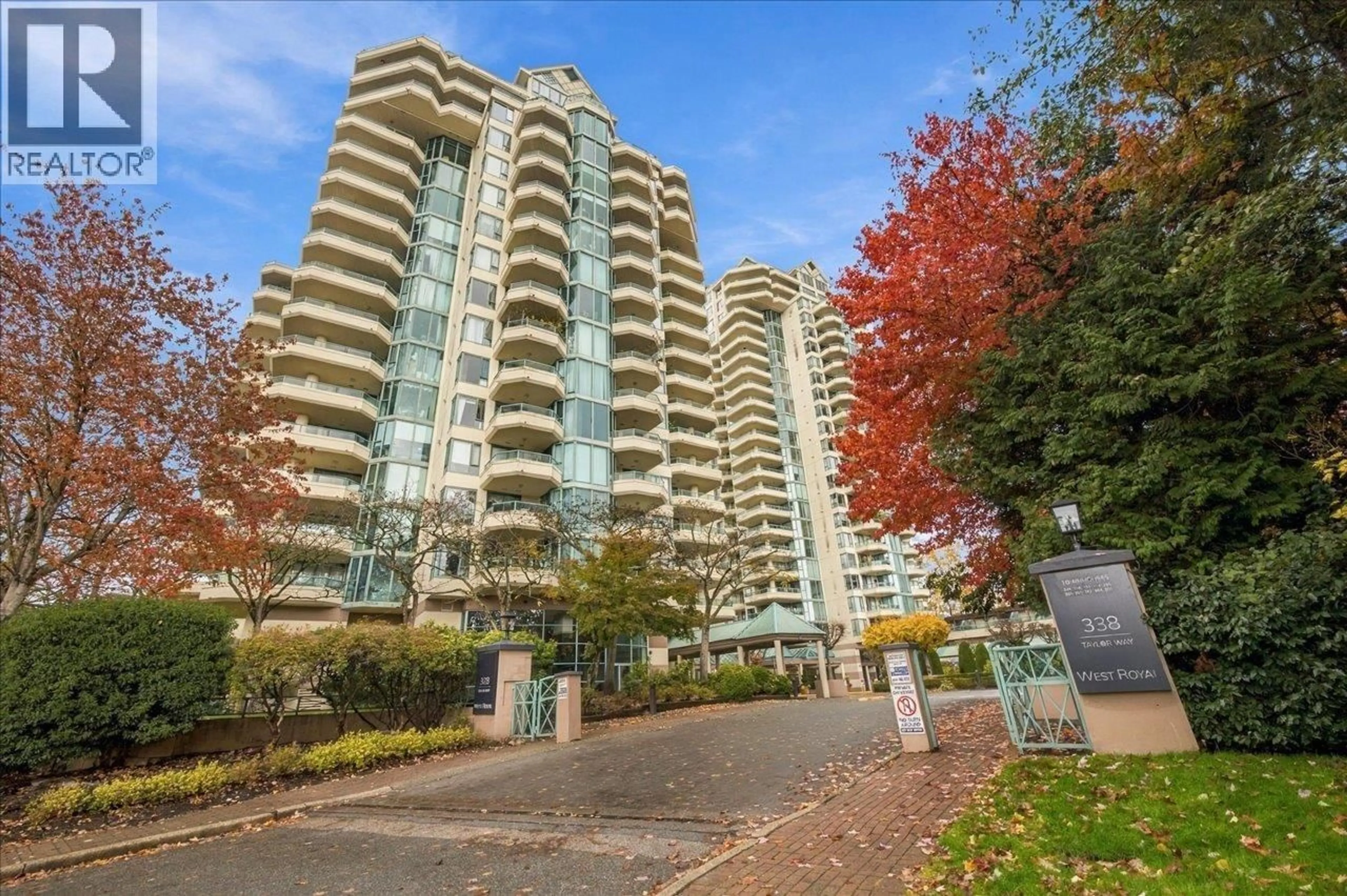 A pic from outside/outdoor area/front of a property/back of a property/a pic from drone, unknown for 362 TAYLOR WAY, West Vancouver British Columbia V7T2Y2