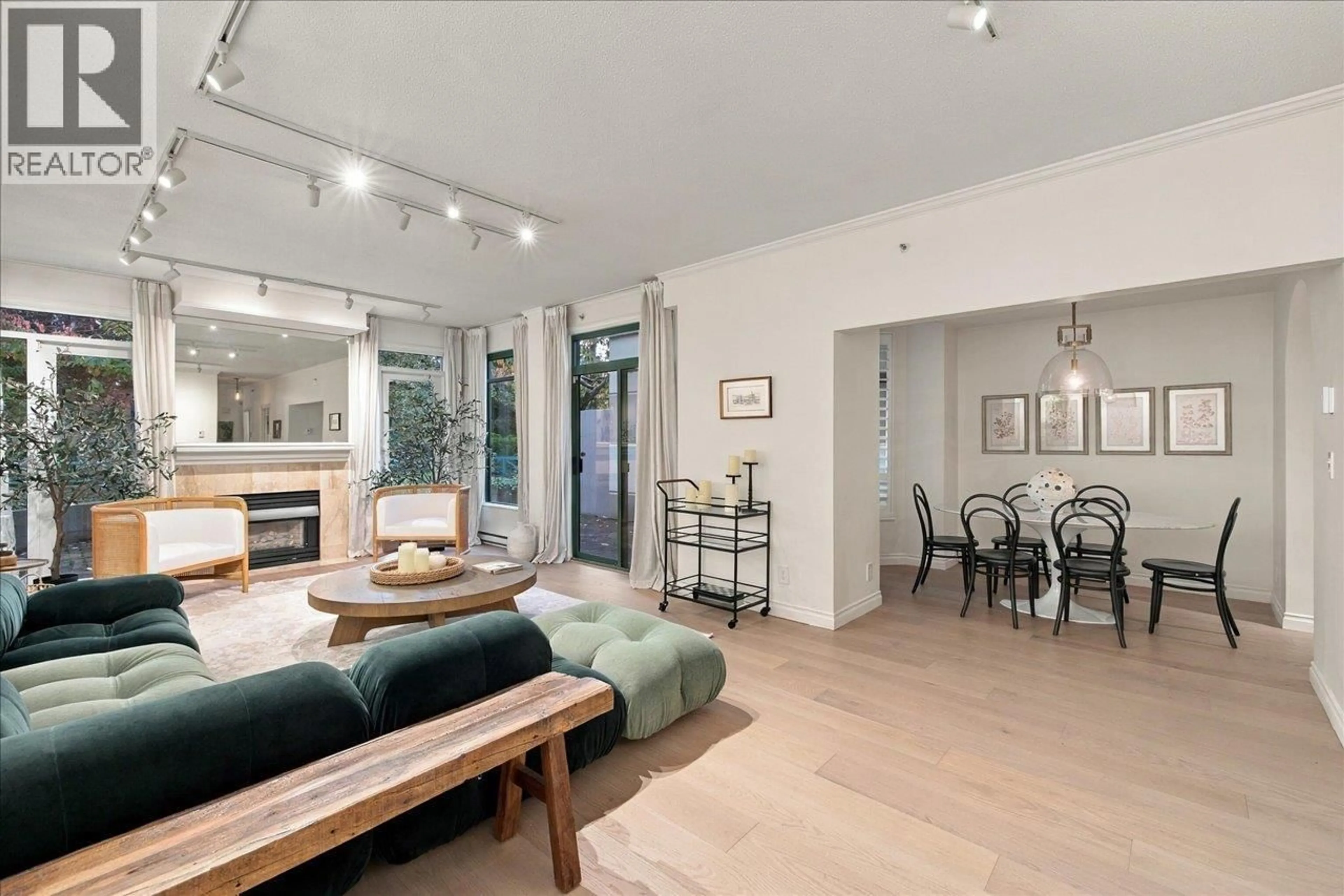 Living room with furniture, unknown for 362 TAYLOR WAY, West Vancouver British Columbia V7T2Y2