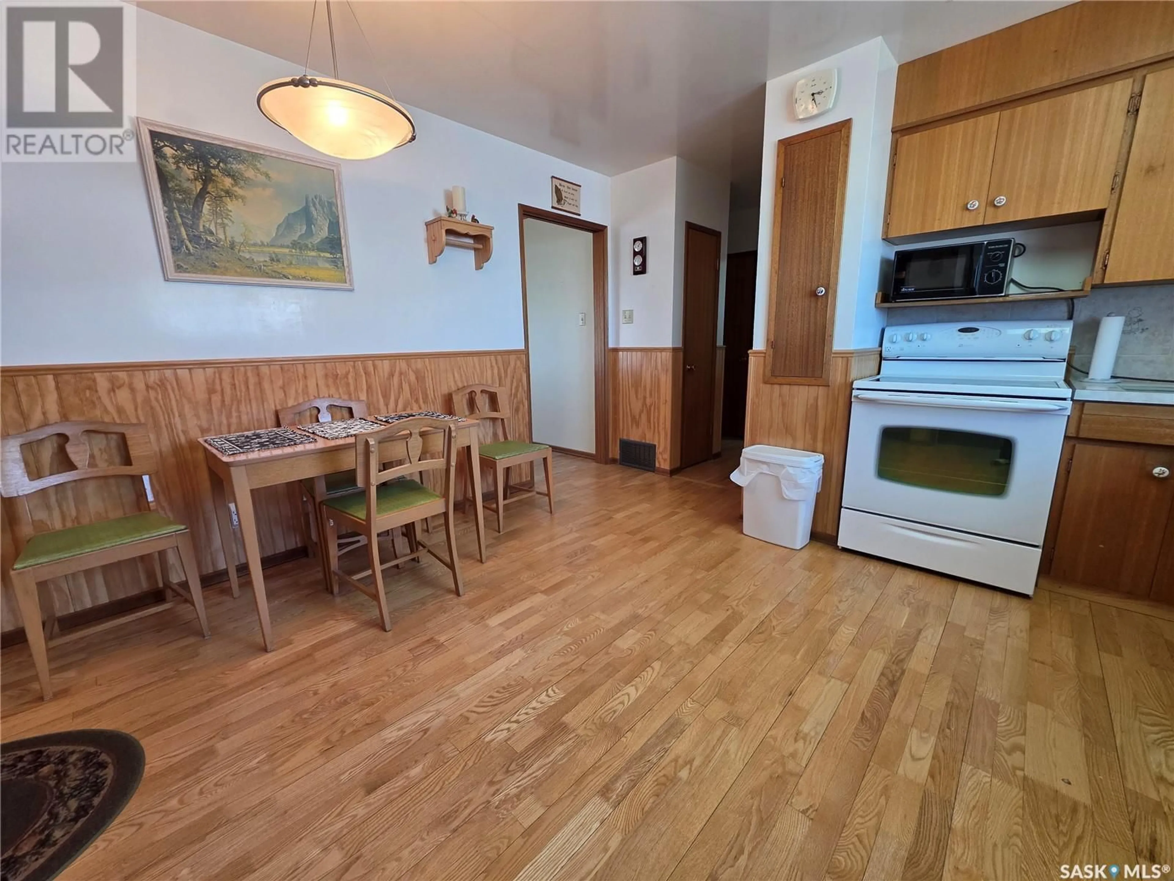 Standard kitchen, wood/laminate floor for 302 HERBERT AVENUE, Herbert Saskatchewan S0H2A0