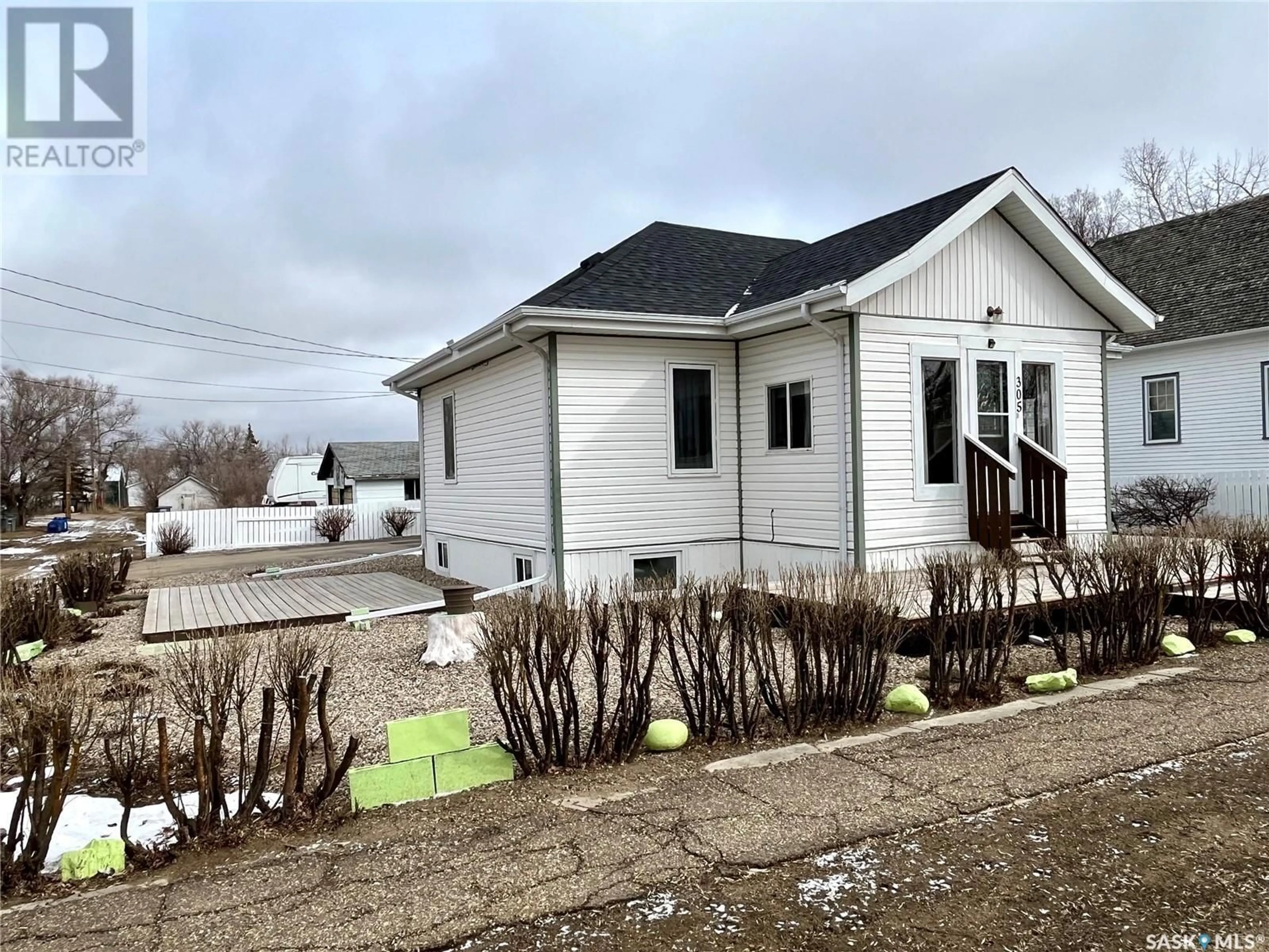 A pic from outside/outdoor area/front of a property/back of a property/a pic from drone, water/lake/river/ocean view for 305 1ST AVENUE, Kyle Saskatchewan S0L1T0