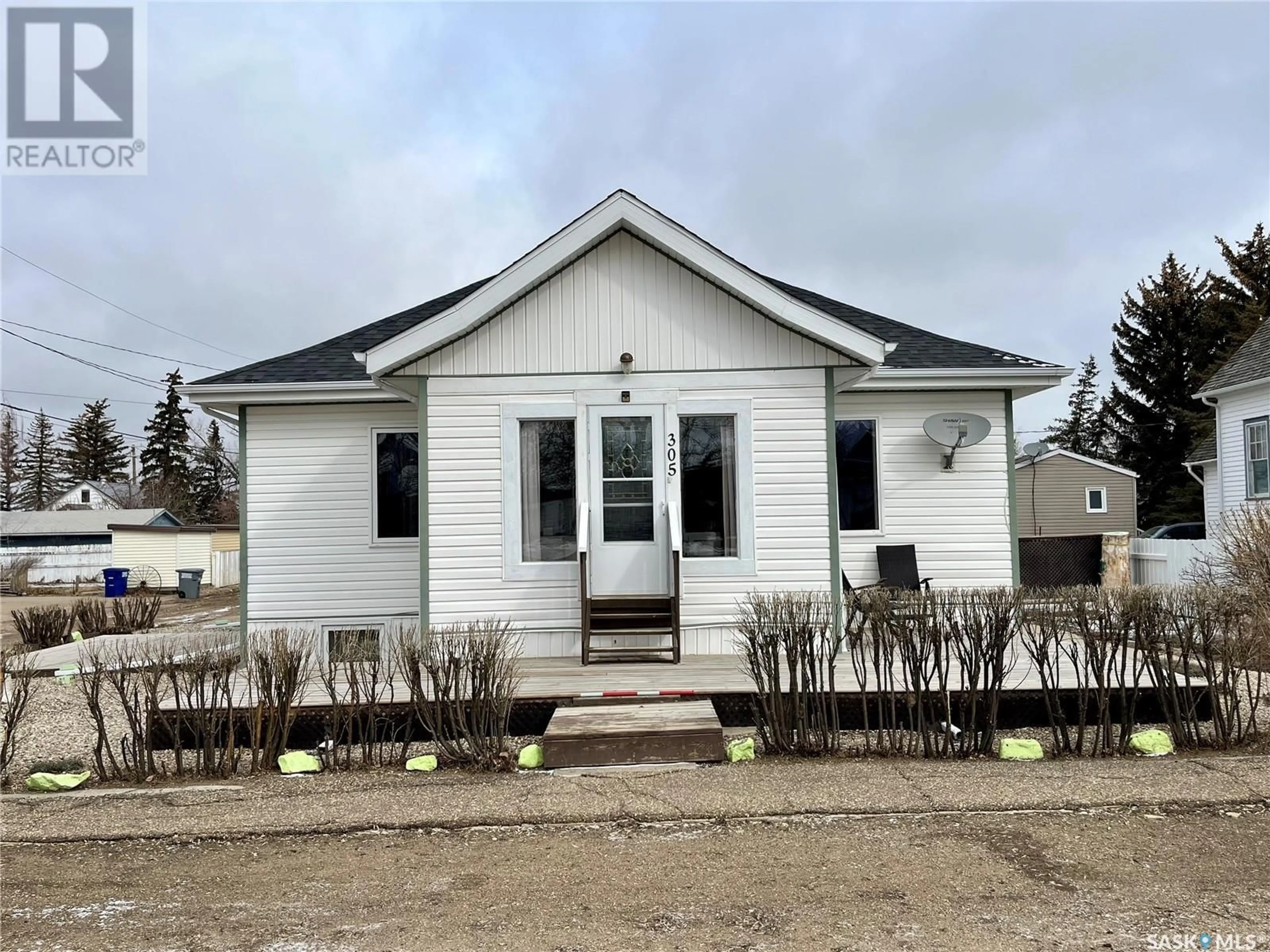 Home with vinyl exterior material, building for 305 1ST AVENUE, Kyle Saskatchewan S0L1T0