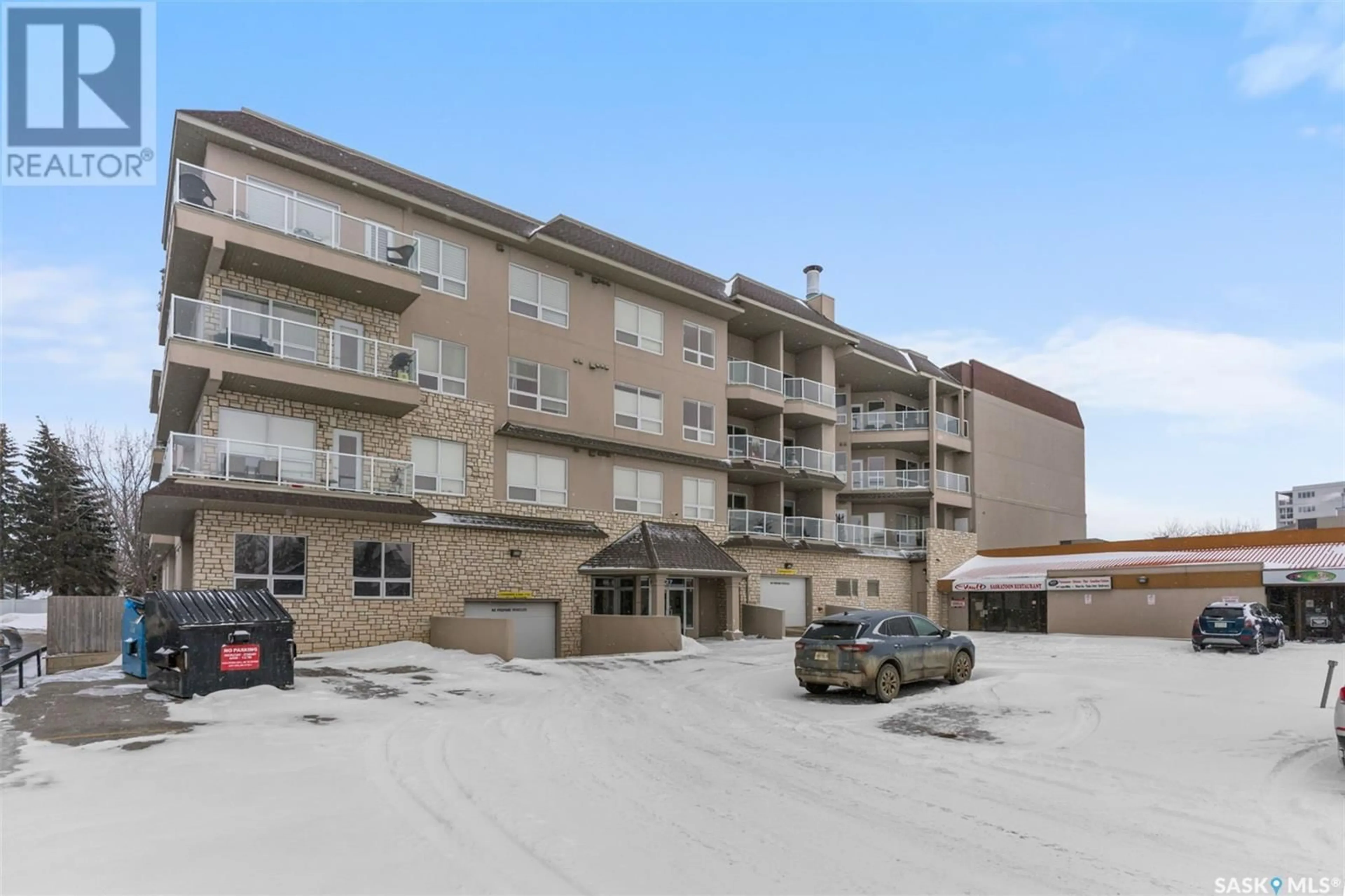 Patio, building for 206 - 227 PINEHOUSE DRIVE, Saskatoon Saskatchewan S7K4W9
