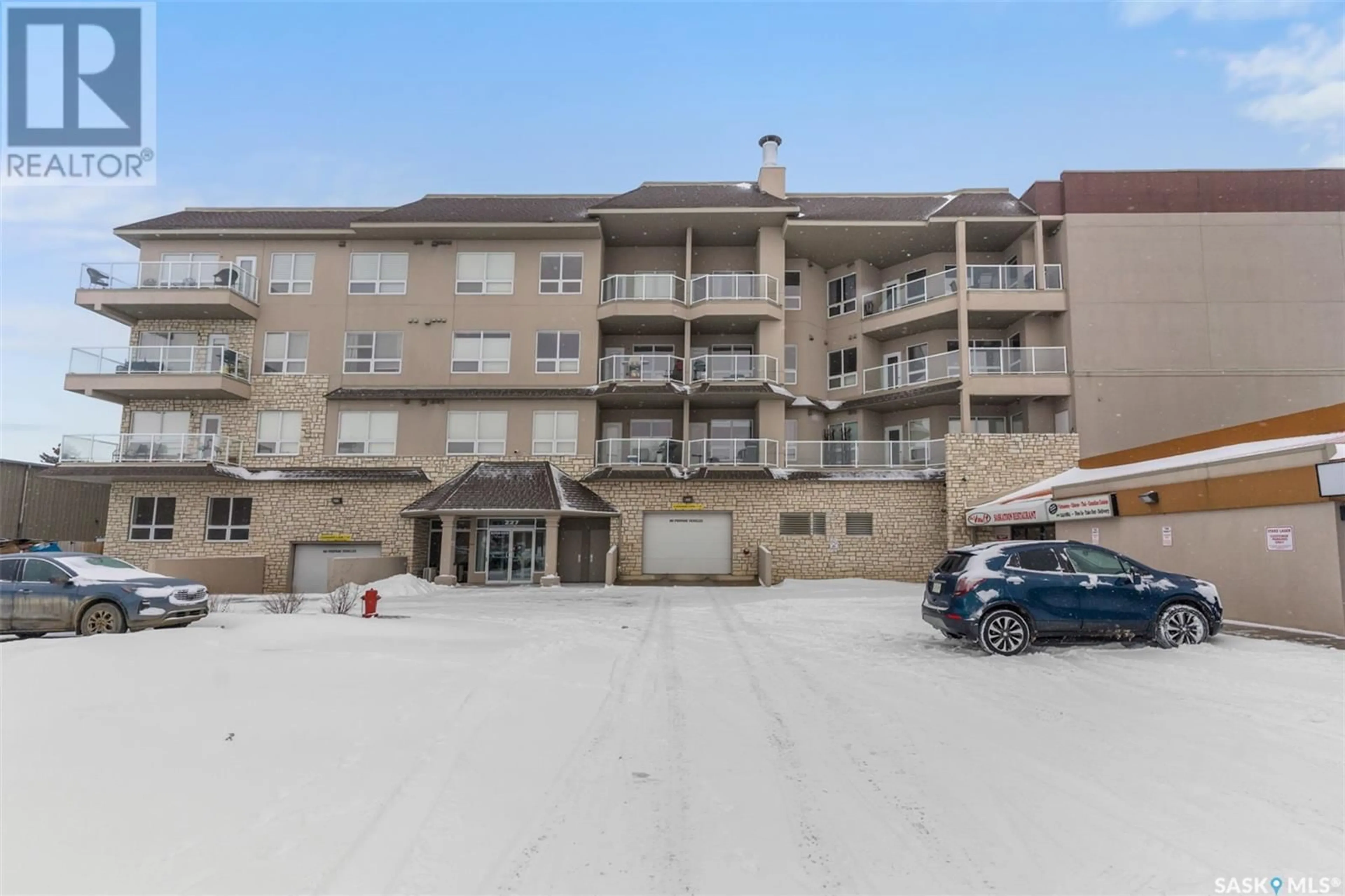 Patio, building for 206 - 227 PINEHOUSE DRIVE, Saskatoon Saskatchewan S7K4W9