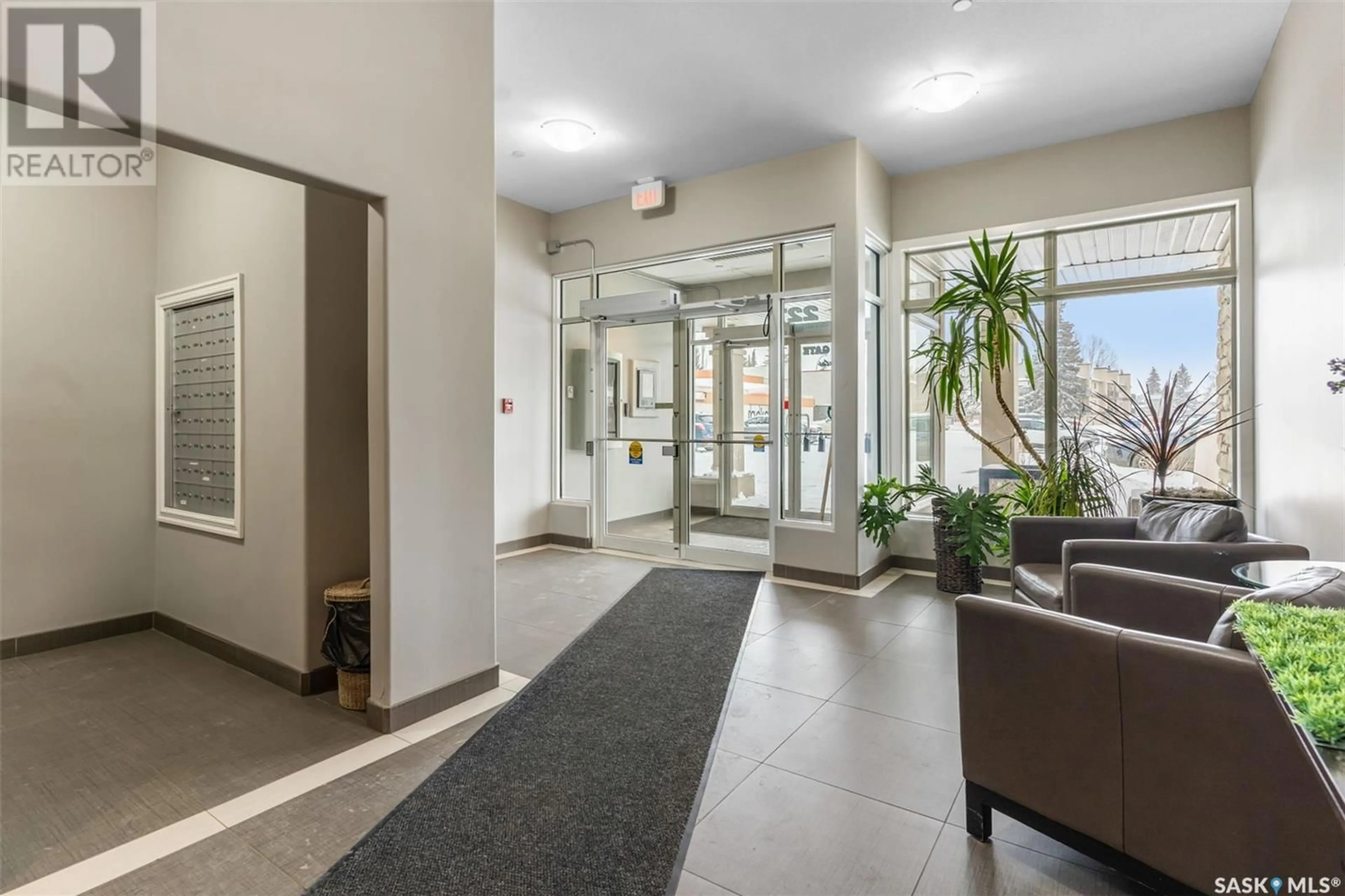 Indoor foyer for 206 - 227 PINEHOUSE DRIVE, Saskatoon Saskatchewan S7K4W9