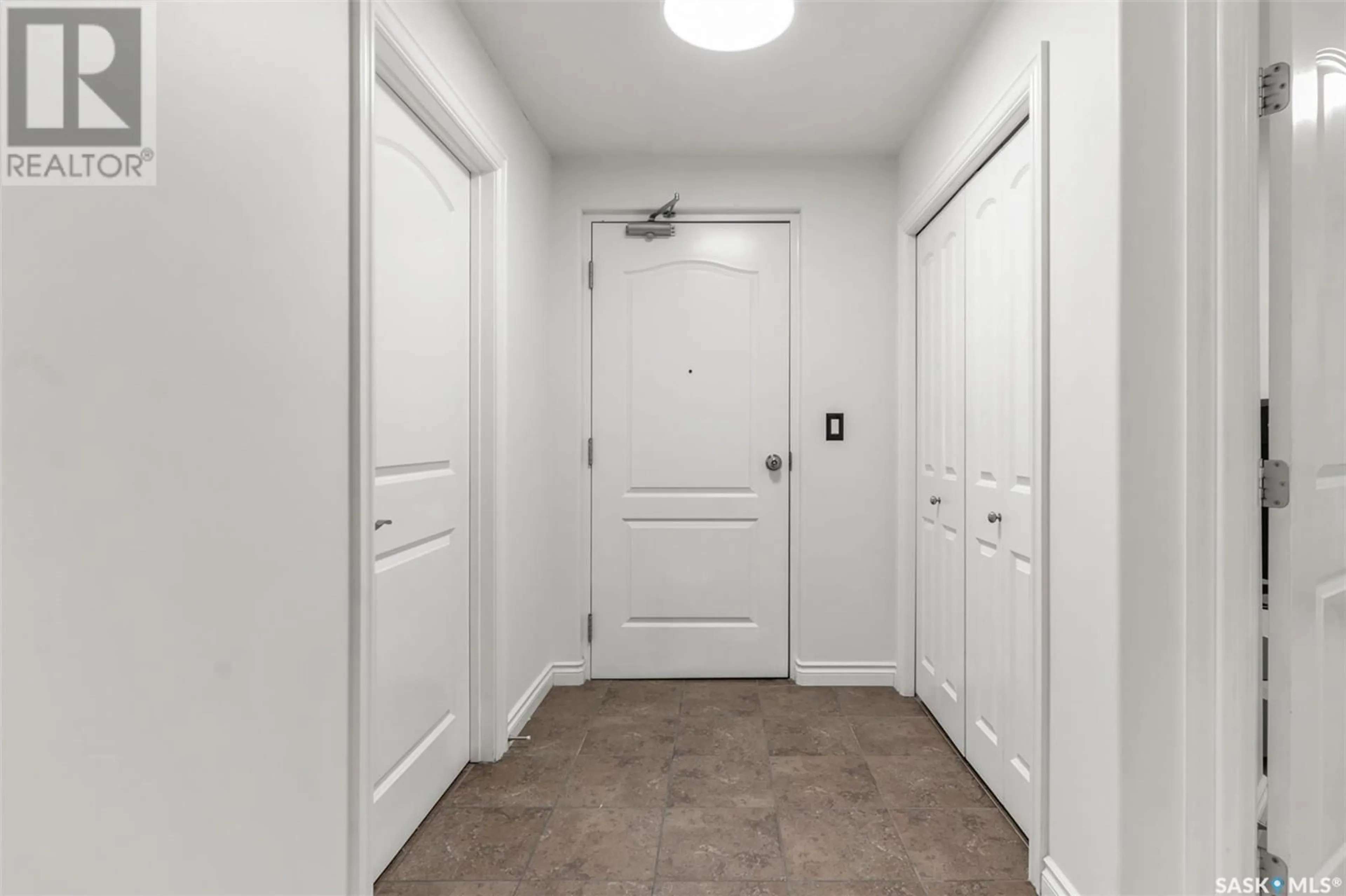 Indoor entryway for 206 - 227 PINEHOUSE DRIVE, Saskatoon Saskatchewan S7K4W9