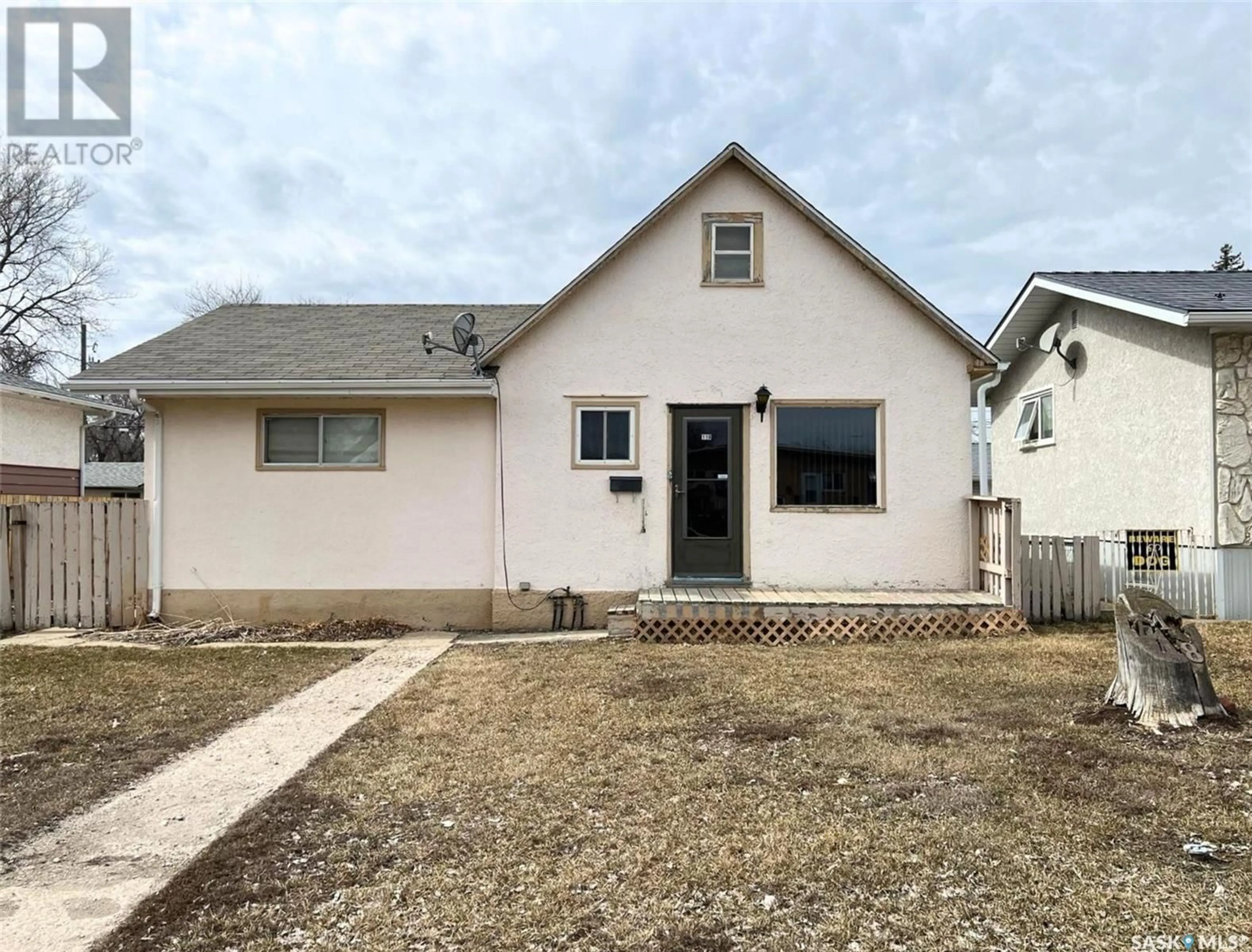 Home with vinyl exterior material, street for 118 5TH AVENUE, Swift Current Saskatchewan S9H3M7