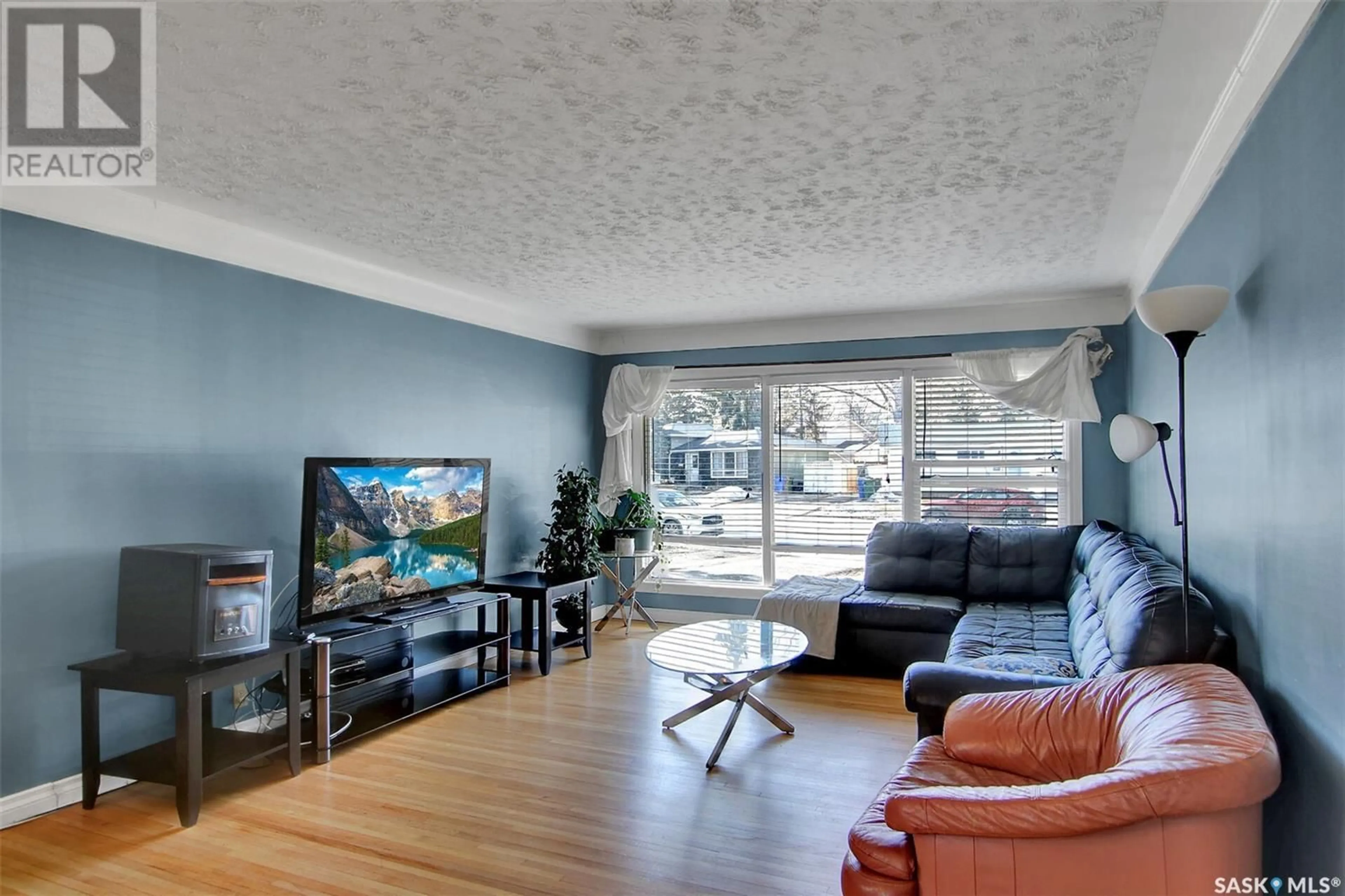 Living room with furniture, unknown for 98 MILLAR CRESCENT, Regina Saskatchewan S4S1N4