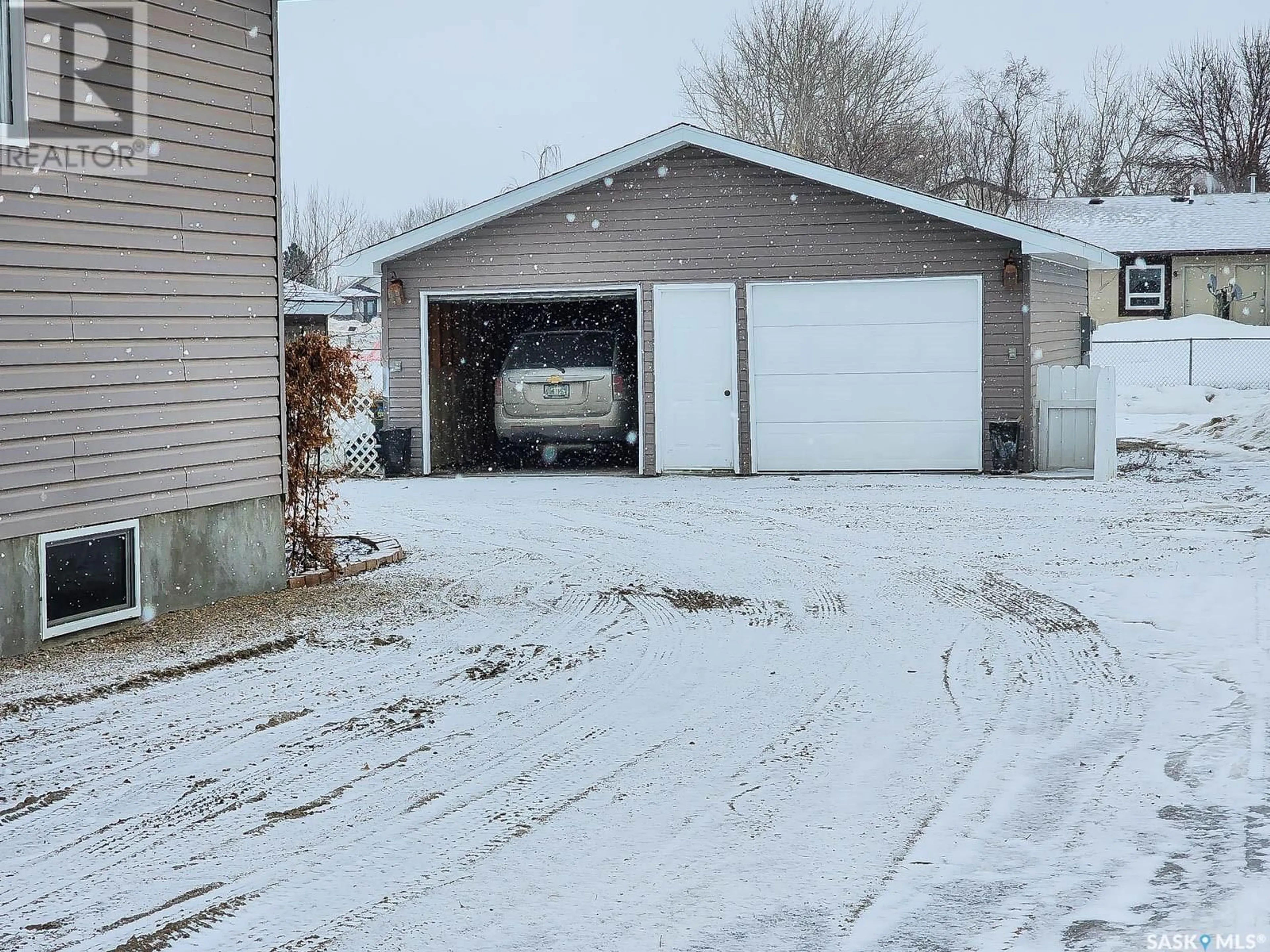 Indoor garage for 319 WILTON STREET, Bethune Saskatchewan S0G0H0