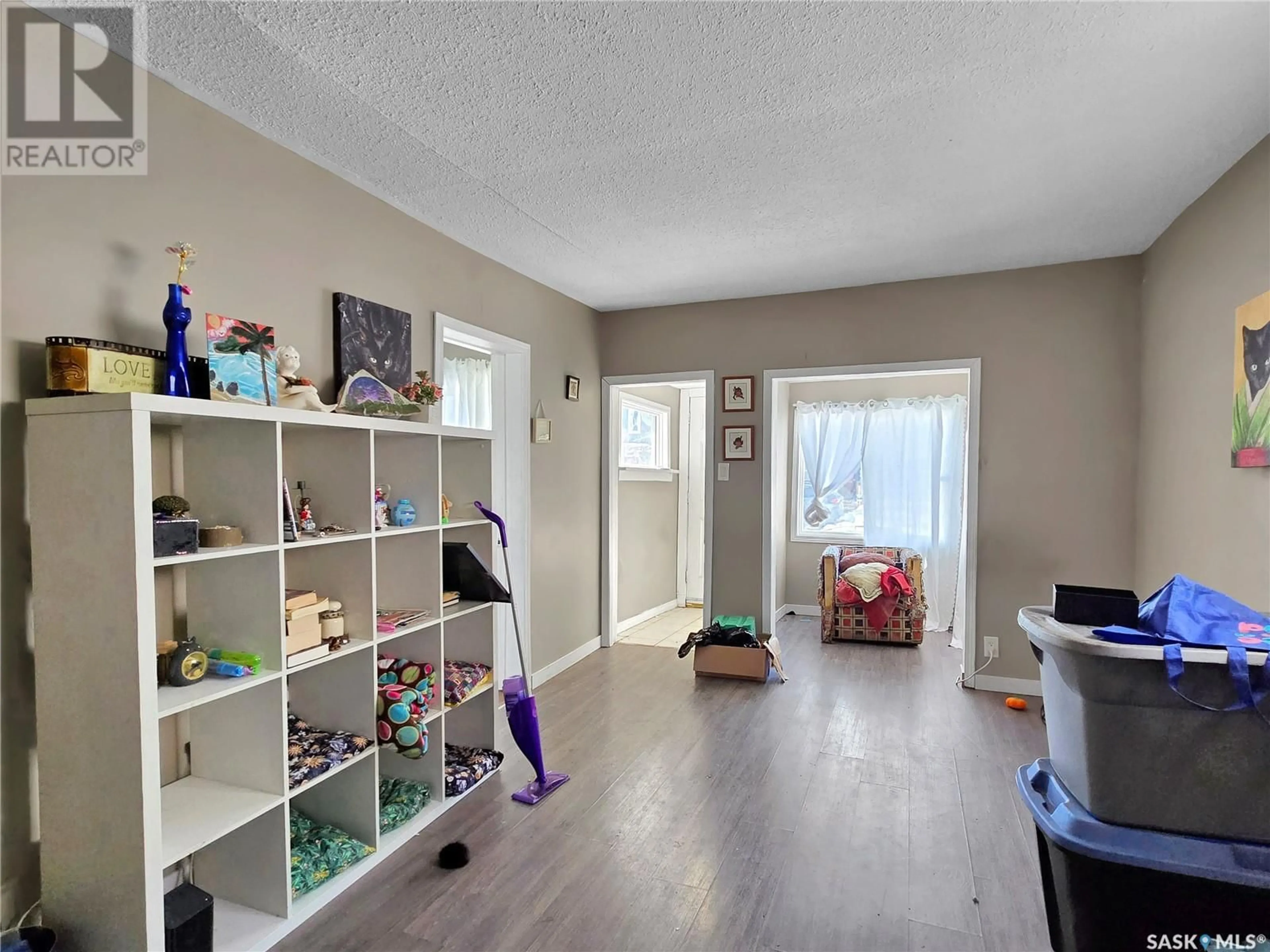 Indoor entryway for 312 E AVENUE S, Saskatoon Saskatchewan S7M1S1