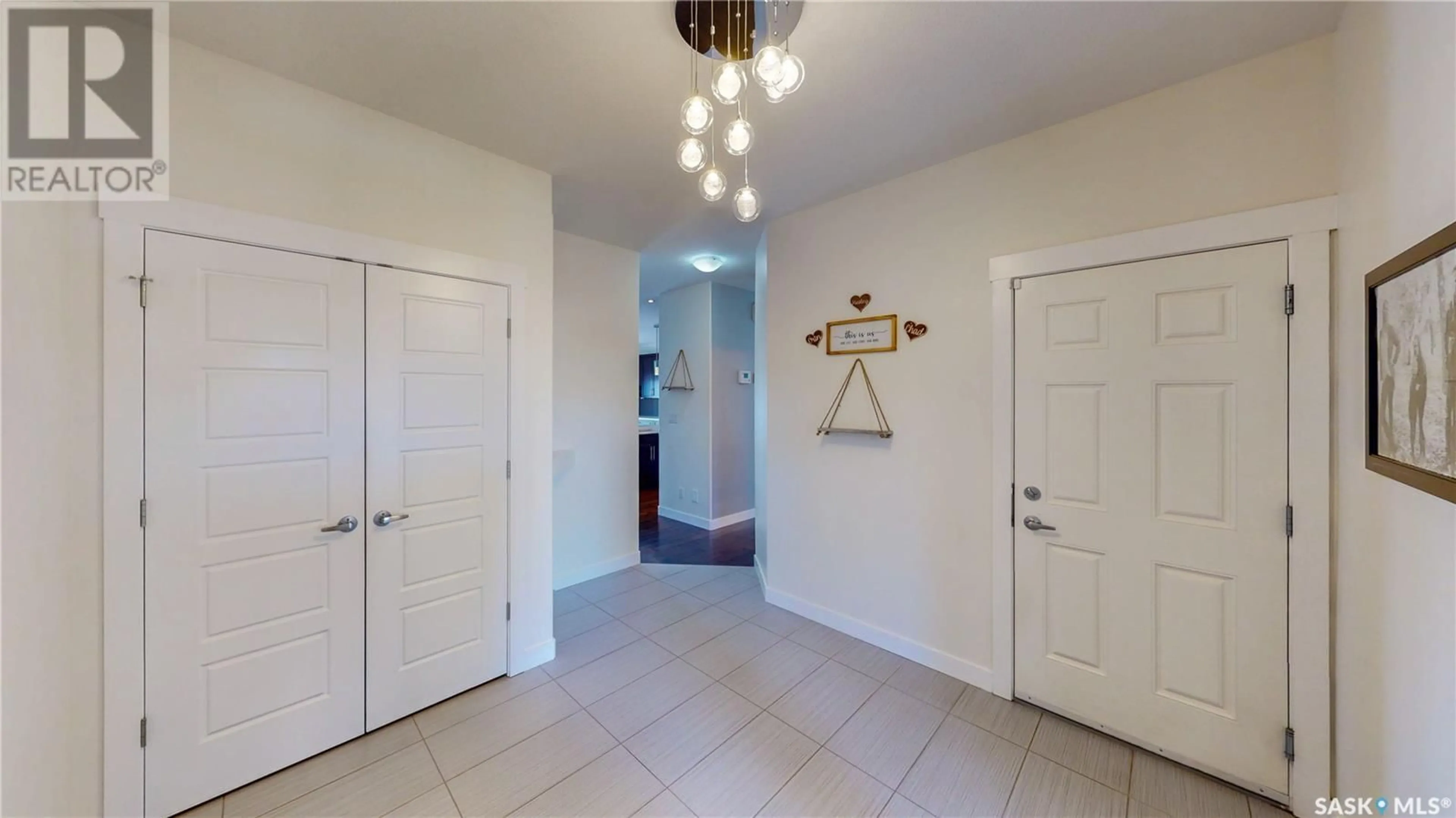 Indoor foyer for 2619 MAKOWSKY CRESCENT, Regina Saskatchewan S4X0M8