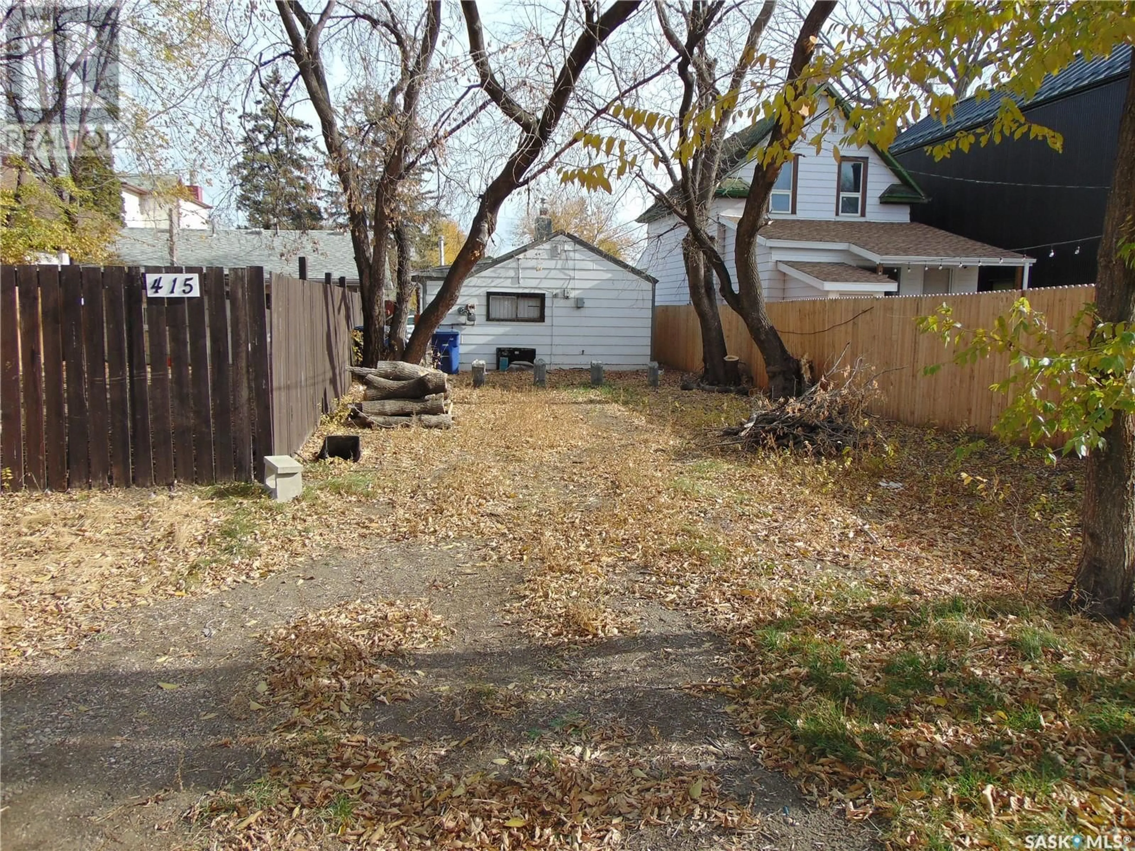 A pic from outside/outdoor area/front of a property/back of a property/a pic from drone, street for 417 F AVENUE, Saskatoon Saskatchewan S7M1T4