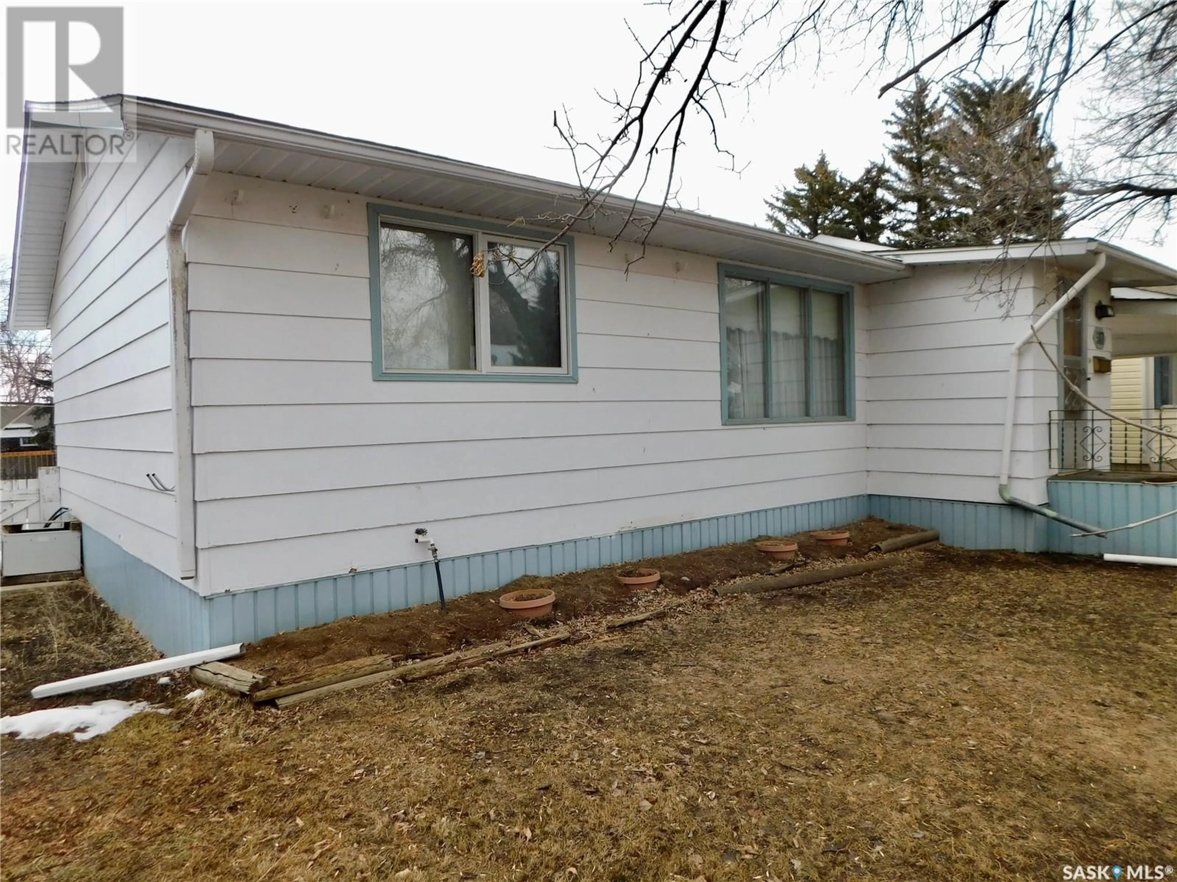 Home with vinyl exterior material, street for 517 3RD AVENUE, Assiniboia Saskatchewan S0H0B0
