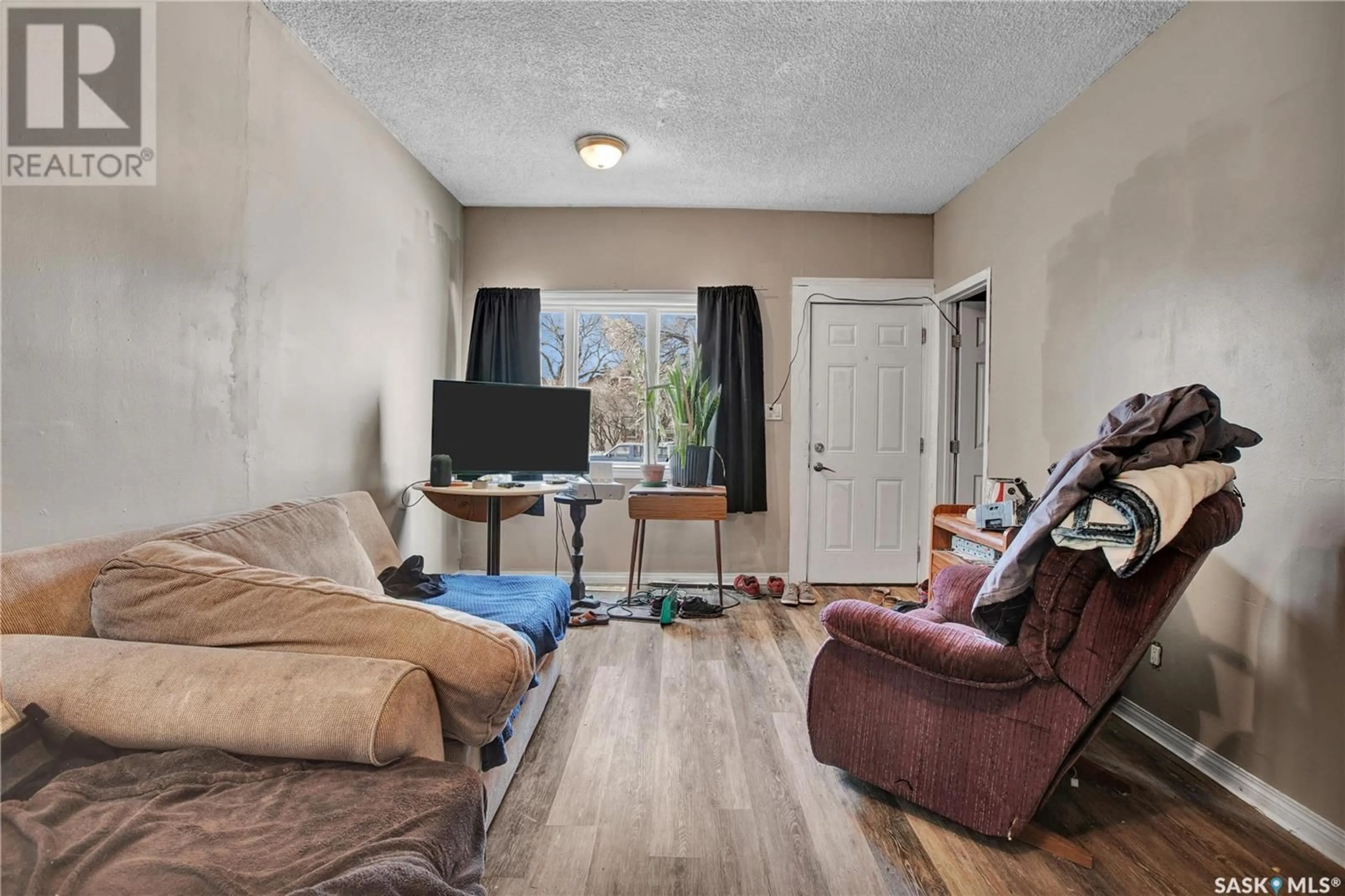 Living room with furniture, unknown for 206 K AVENUE, Saskatoon Saskatchewan S7M2C8