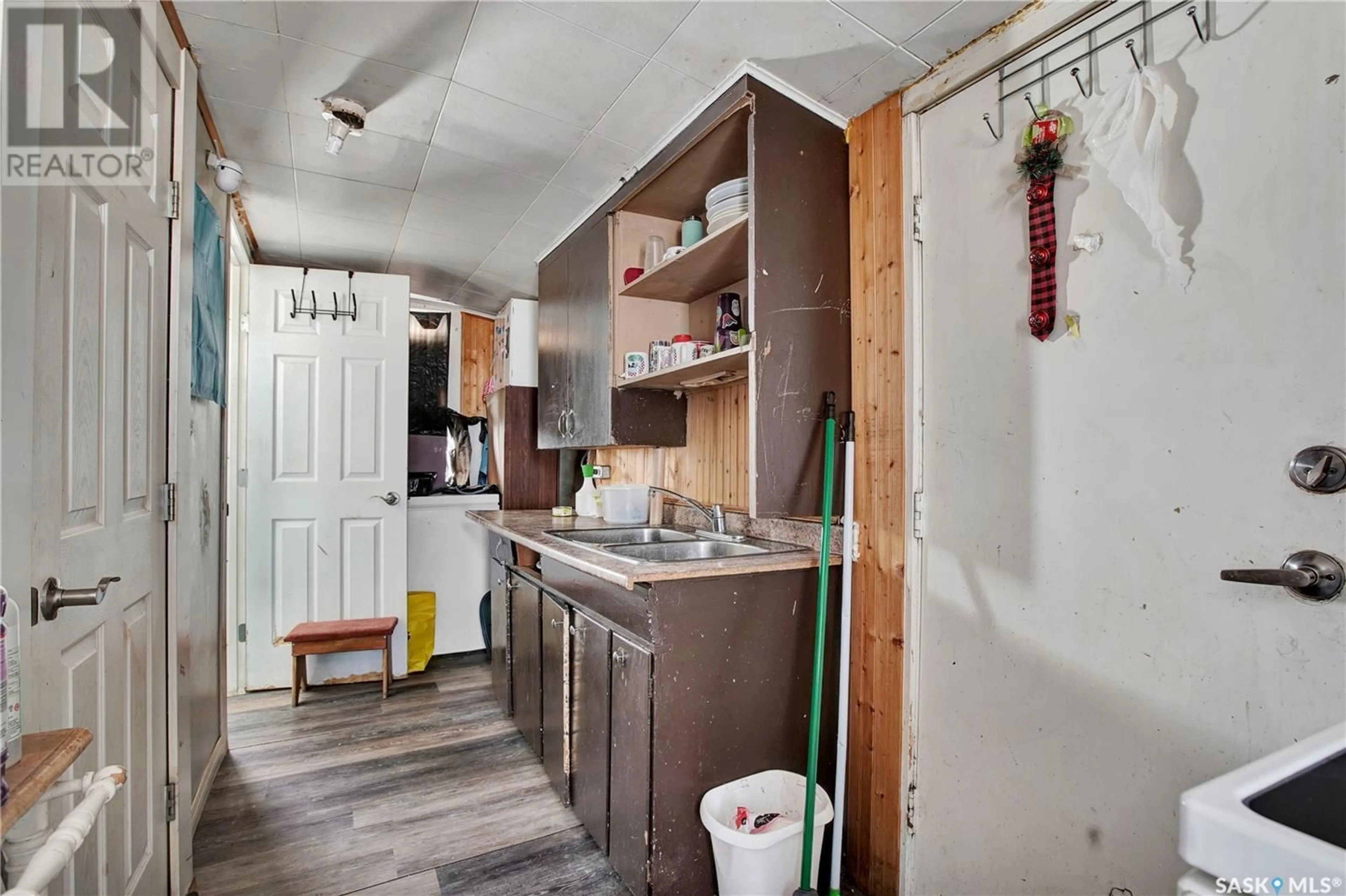 Standard kitchen, unknown for 206 K AVENUE, Saskatoon Saskatchewan S7M2C8